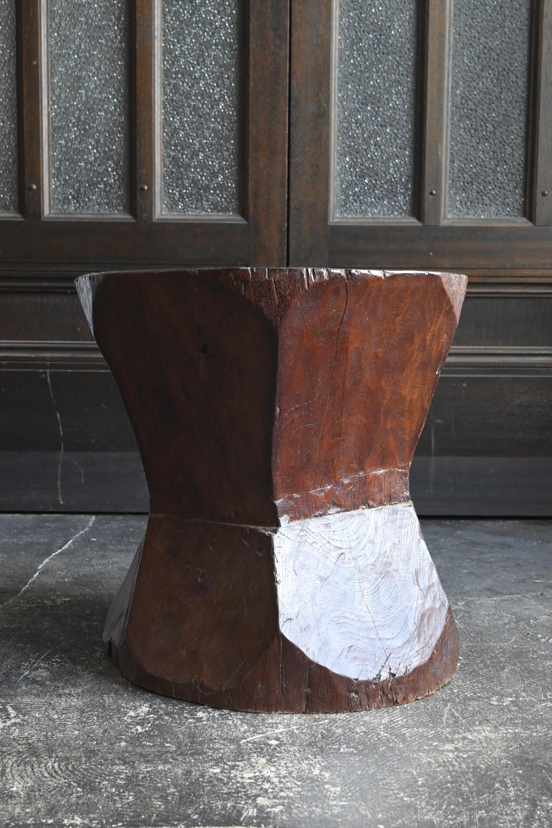 Sculpté à la main Ancien tabouret japonais en bois / 20e siècle / Chaise polygonale/MINGEI en vente