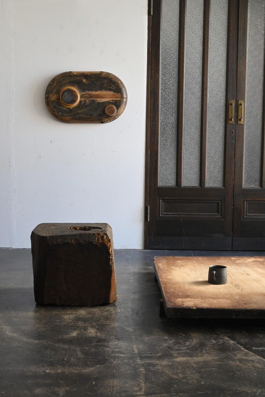 This is an old Japanese wooden mold, probably made in the 20th century during the Showa period. I don't know what it was used for, but it has a unique texture as a traditional tool used in the old days. The mold is made of cedar and cypress wood,