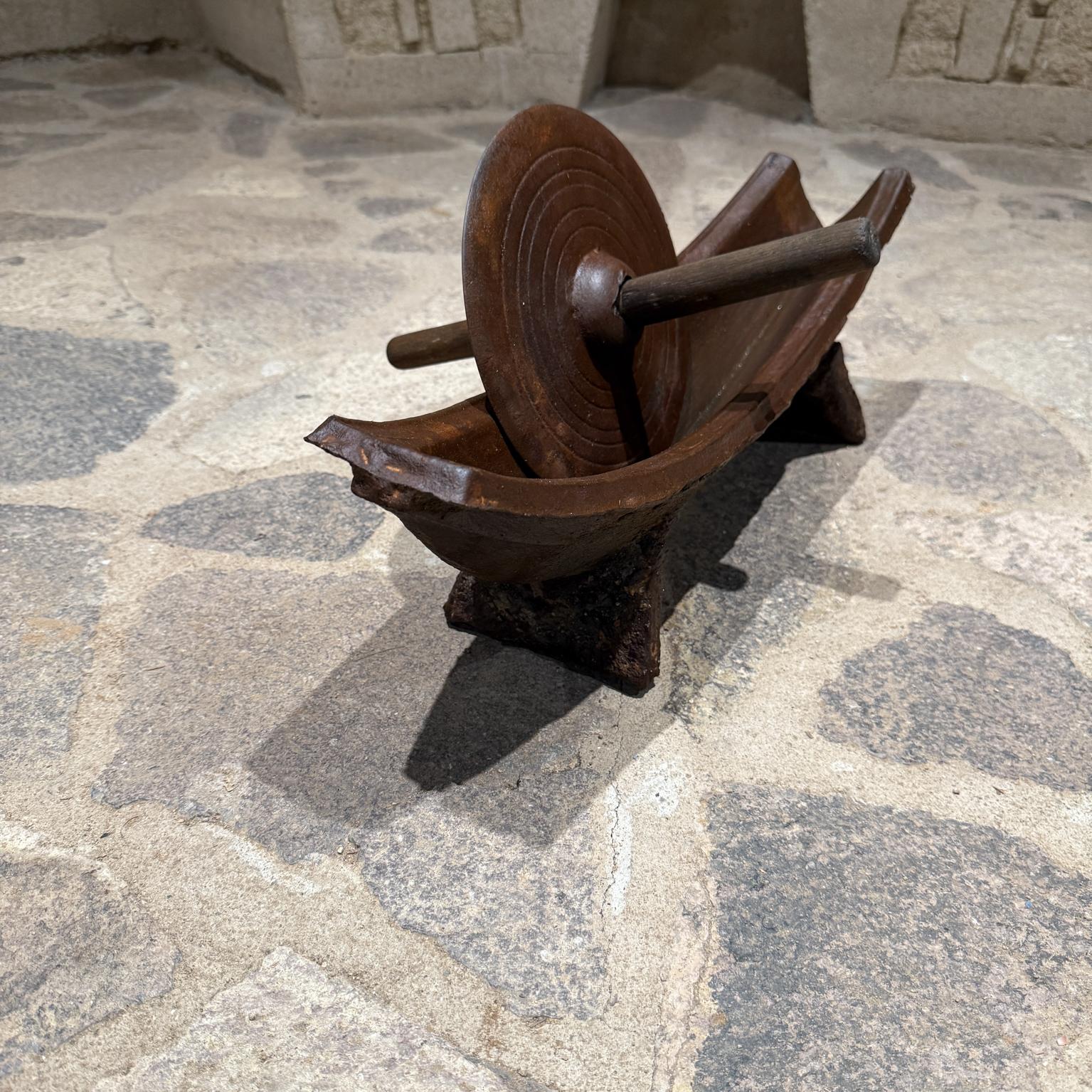 Anglo-japonais Ancien moulin à tombeau japonais de Yagen Iron Mortar en vente