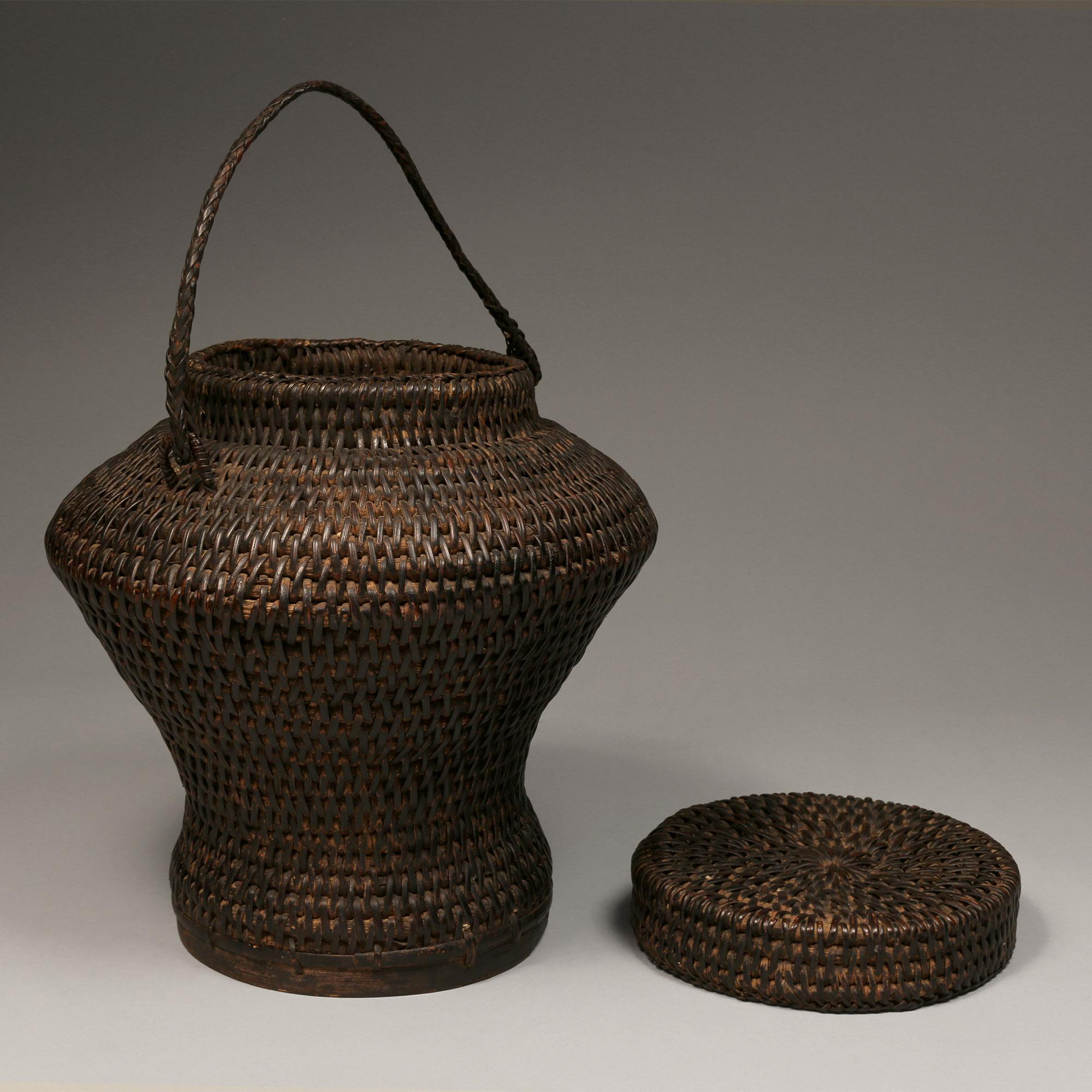 Ancien panier de stockage du riz en forme de jarre (Ulbung), Philippines, début ou milieu du 20e siècle
Ce panier provient d'Ifugao, aux Philippines. Fabriqué à la main à partir d'un tissage en spirale de bambou et de rotin.

Condit : Le panier