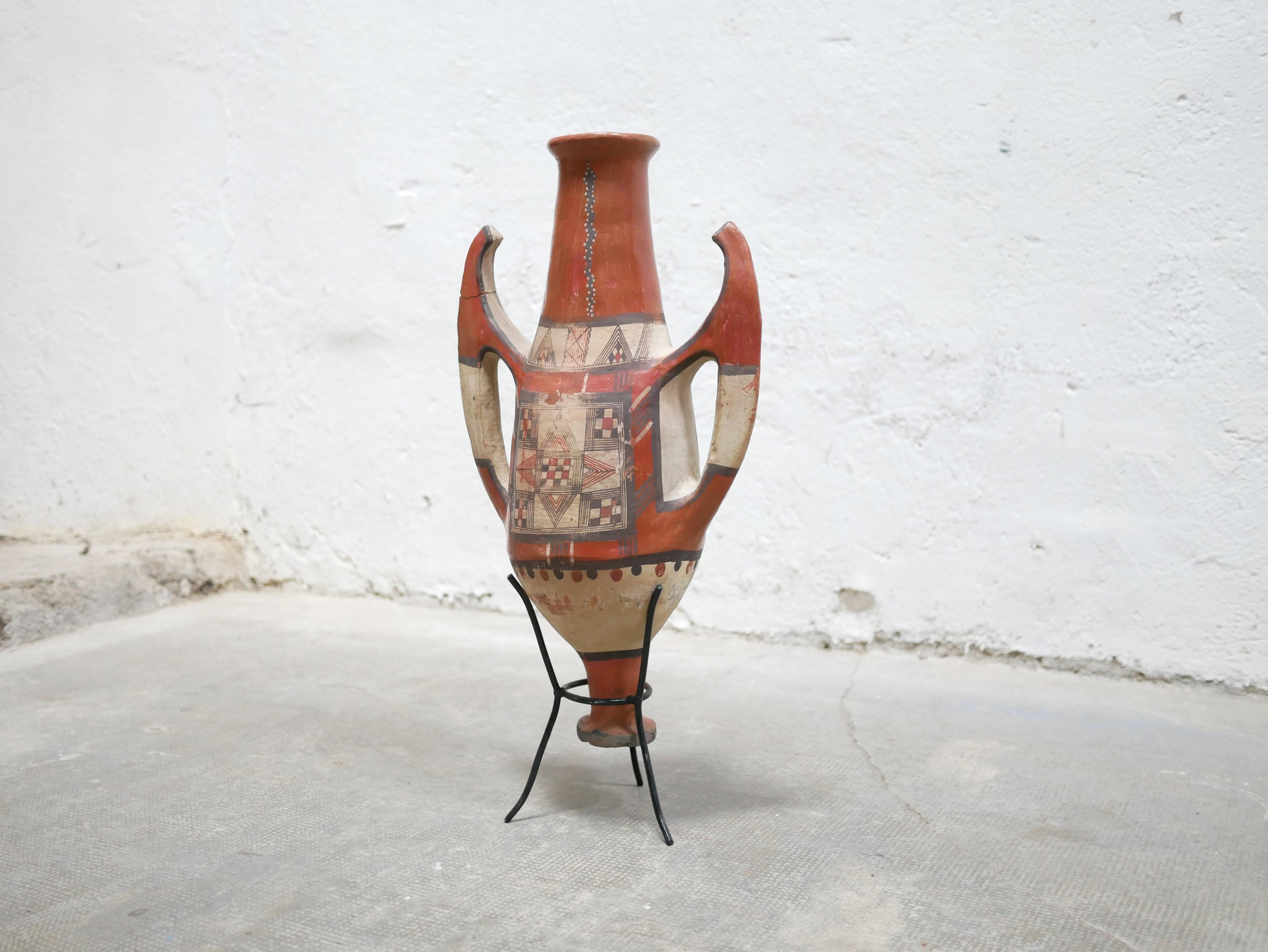 Kabylische Amphora aus handbemalter Terrakotta, Anfang 20.

Mit ihrer modernen Form und ihrem mineralischen Farbton passt diese Keramik perfekt zu einer natürlichen, raffinierten und zarten Dekoration.
Auf dem Boden oder auf einem Möbelstück