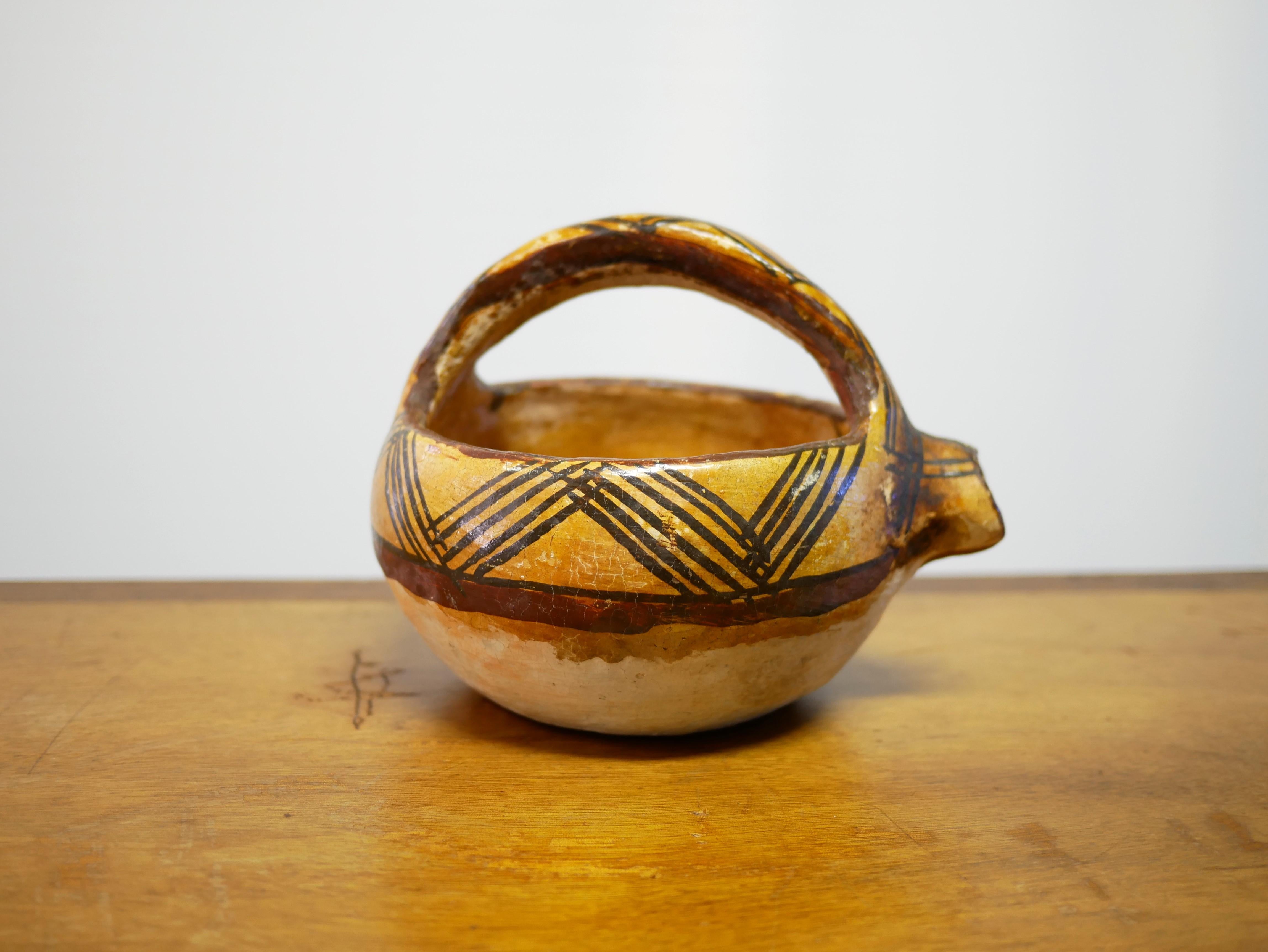 Pot à bouillon en terre cuite peint à la main, Kabylie, début du 20e siècle.

Avec sa jolie forme et sa teinte minérale, cette poterie sera parfaite dans une décoration naturelle, raffinée et délicate. 
Posé sur un meuble ou sur une étagère, il