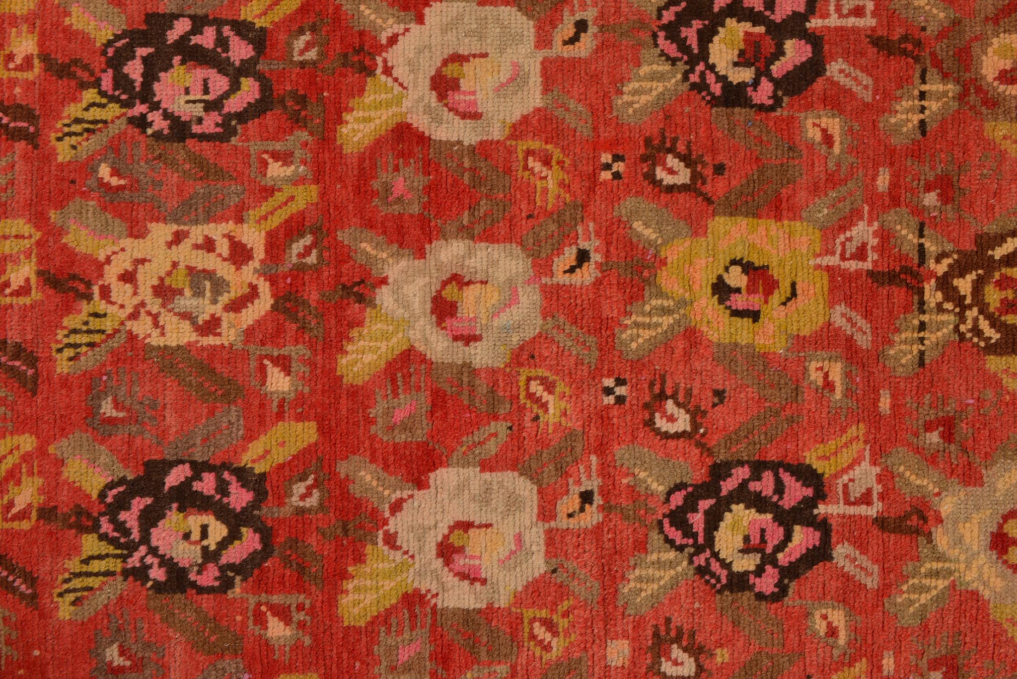 1259 - Elegant appearance and warm colors make this Garebagh carpet particularly pleasant.
In this case the softy colored roses are scattered over a warm coral color: I love rhese rugs ... I find them settable everywhere.