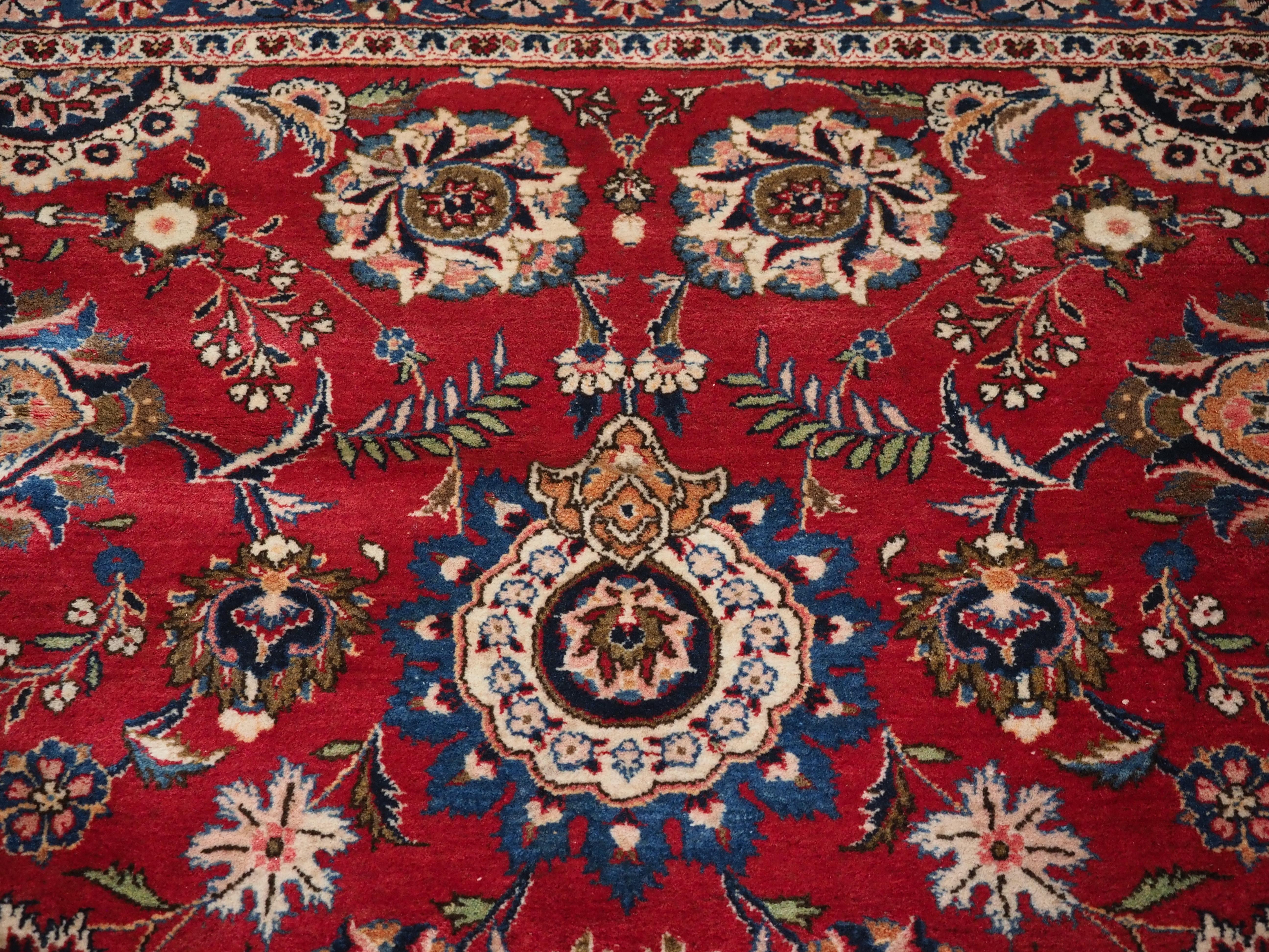 Old Kashan carpet of classic all over design and good colour,  circa 1980. In Good Condition For Sale In Moreton-In-Marsh, GB