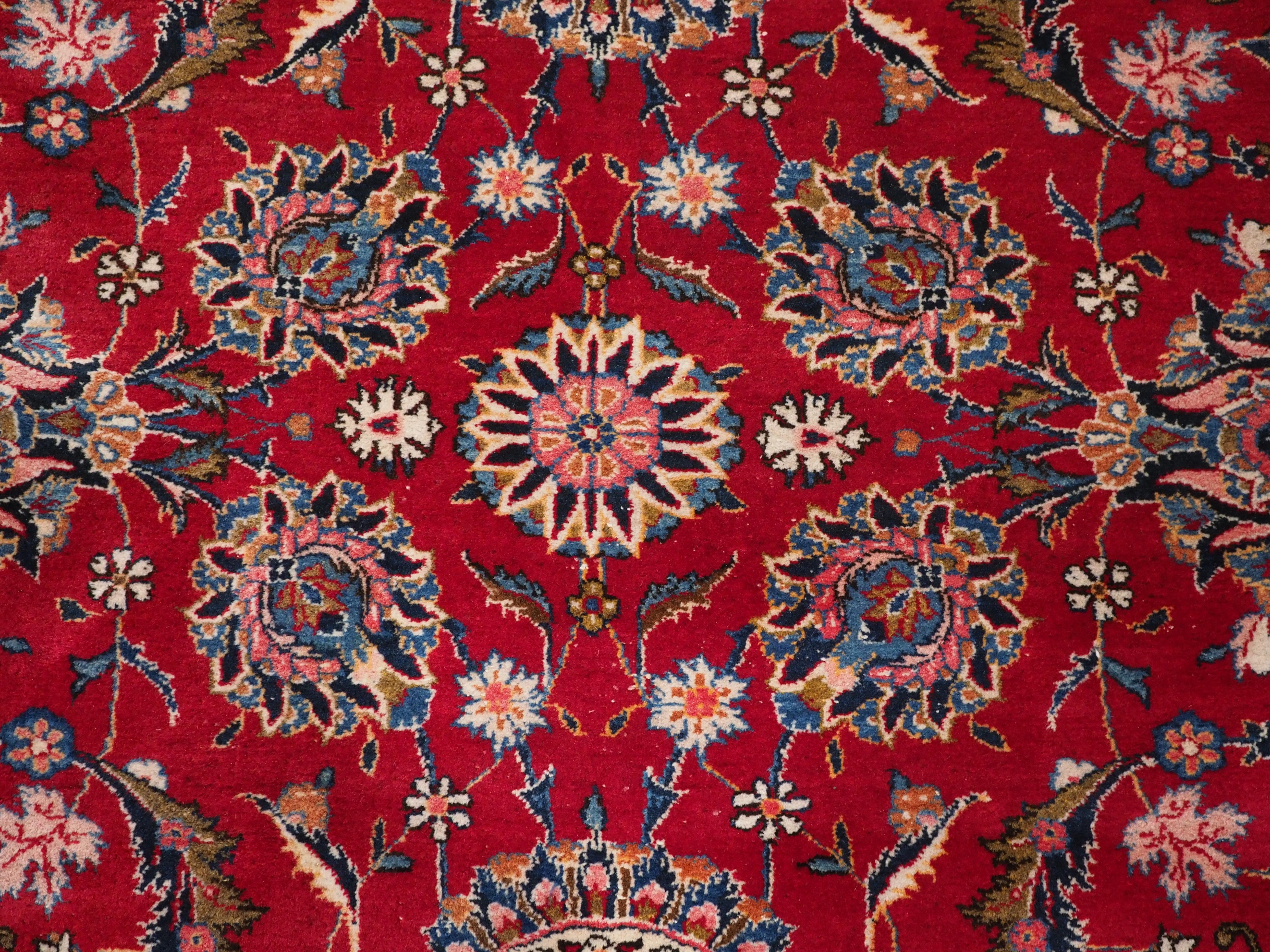 Wool Old Kashan carpet of classic all over design and good colour,  circa 1980. For Sale