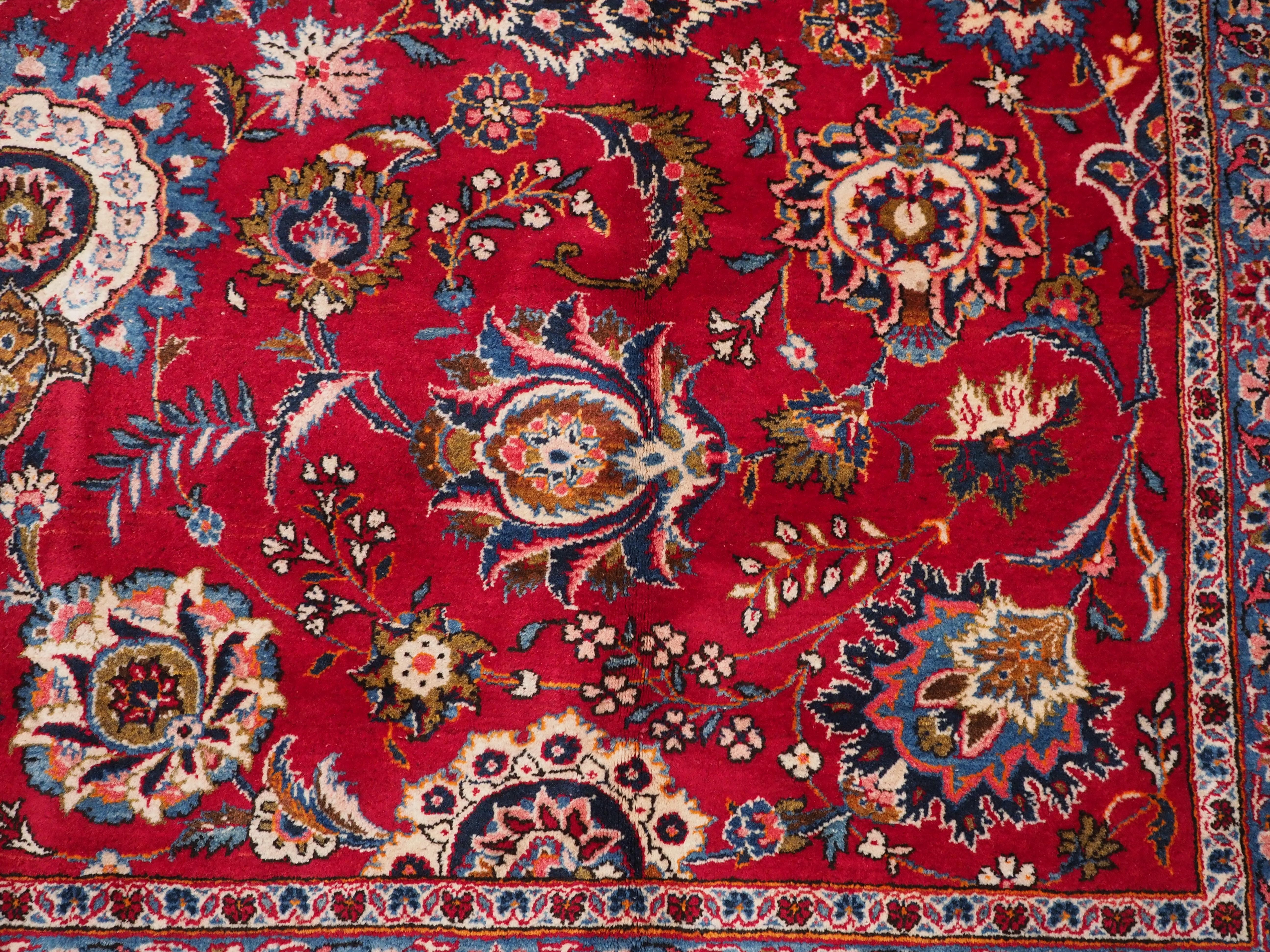 Old Kashan carpet of classic all over design and good colour,  circa 1980. For Sale 2