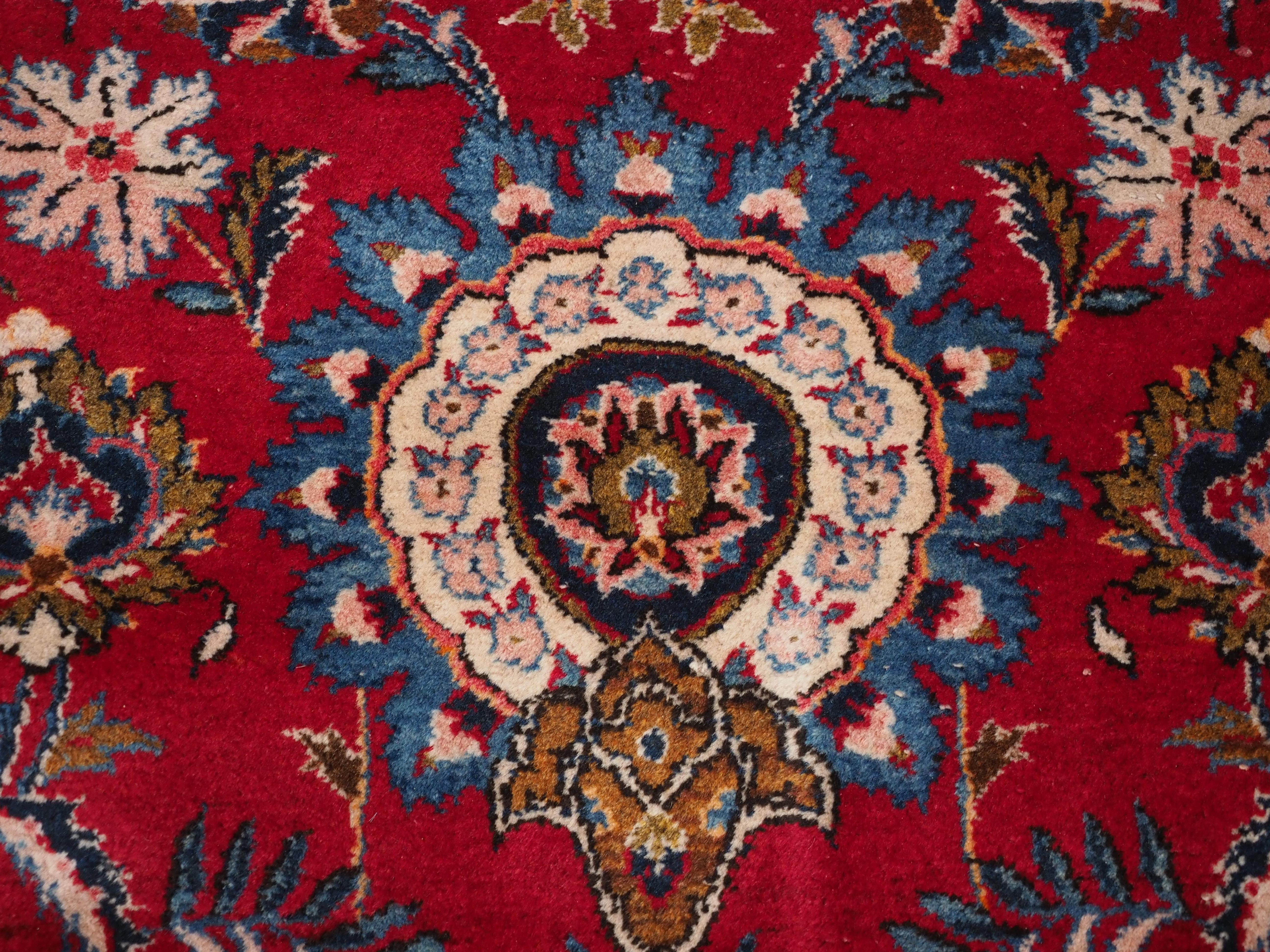 Old Kashan carpet of classic all over design and good colour,  circa 1980. For Sale 3