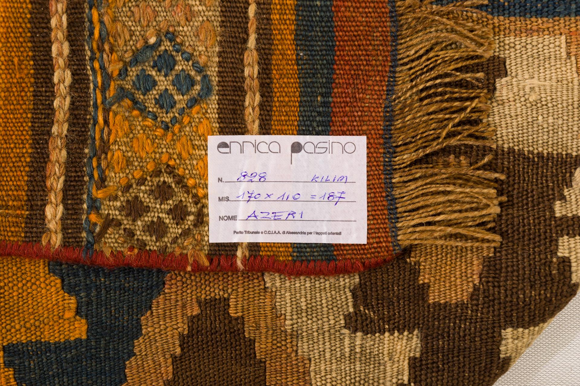 Shades of beige, mustard, brown with blue details: the colors that a nomad can have available. 
I love these nomadic works ! I like their genuineness.