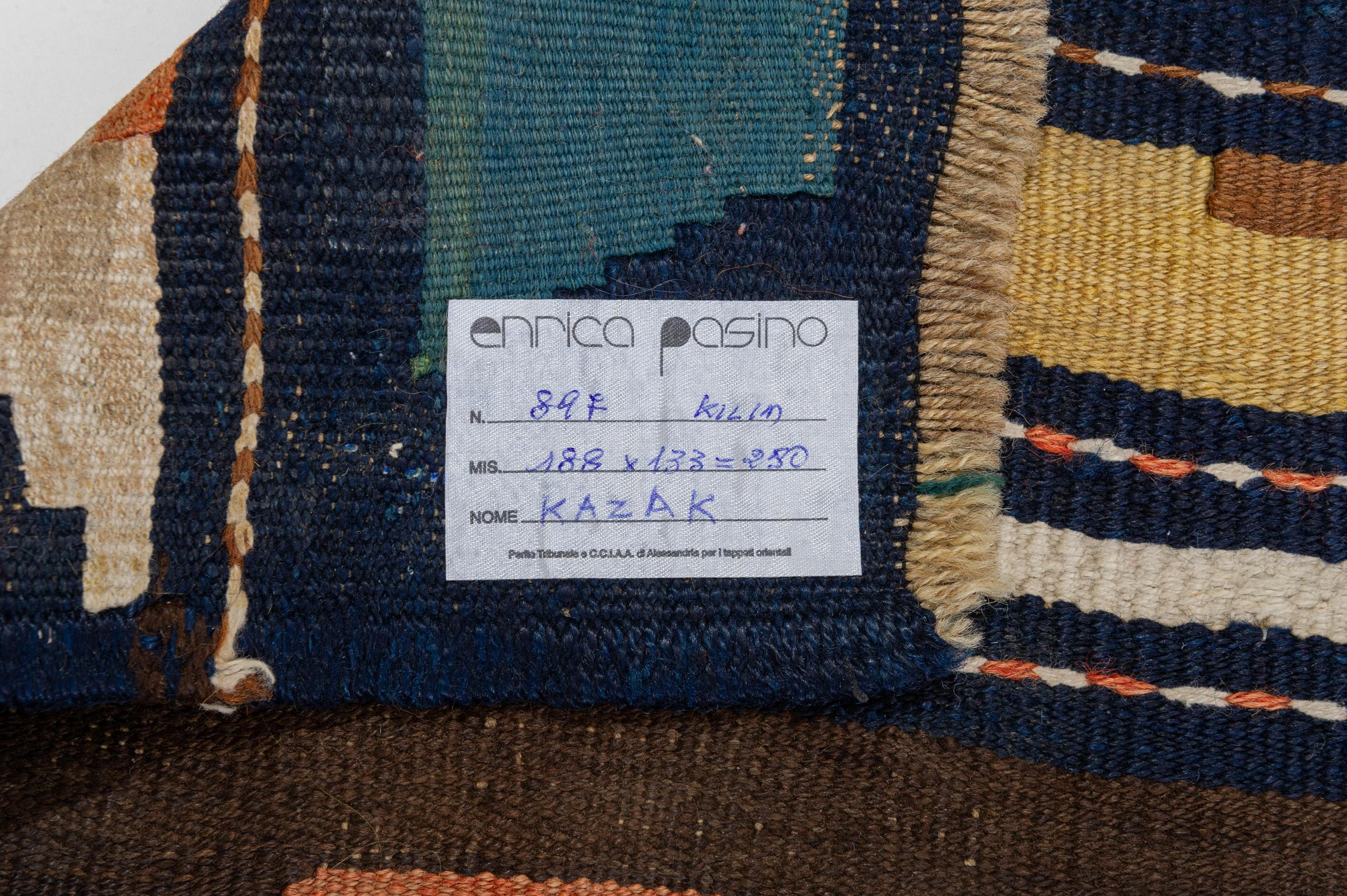 Colori delicati su uno sfondo marrone per questo insolito kilim caucasico: aspetto severo ma elegante e sobrio.
Non è facile trovare piccoli tappeti: qualcuno trova sempre un posto dove metterli.