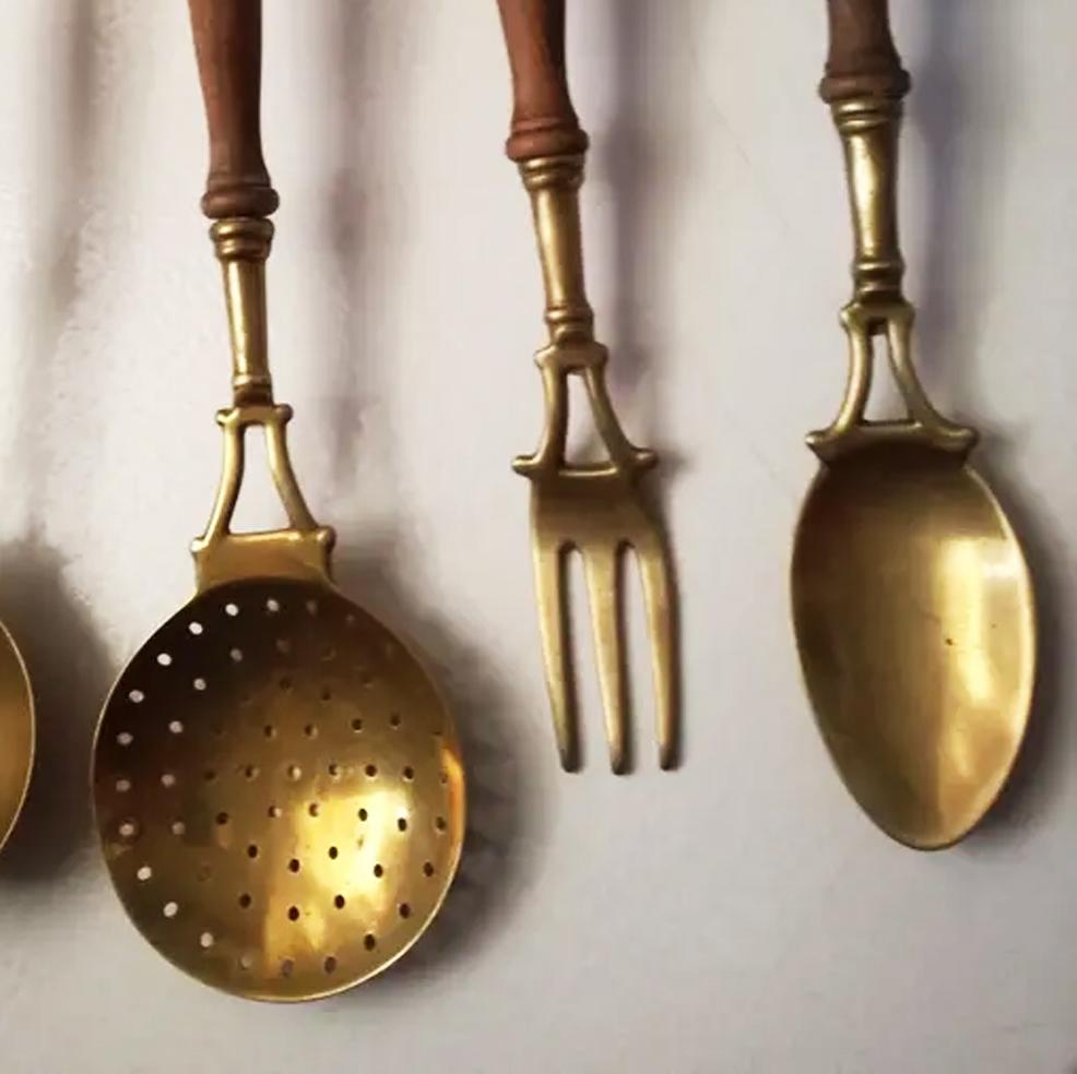 Just until July 30th
Old kitchen tools or utensils made of brass and wood hanging from a hanging bar.Old Kitchen Appliances

Early 20th century

Saucepan fork palette and serving pot

This set of brass utensils is ideal to decorate a kitchen of any