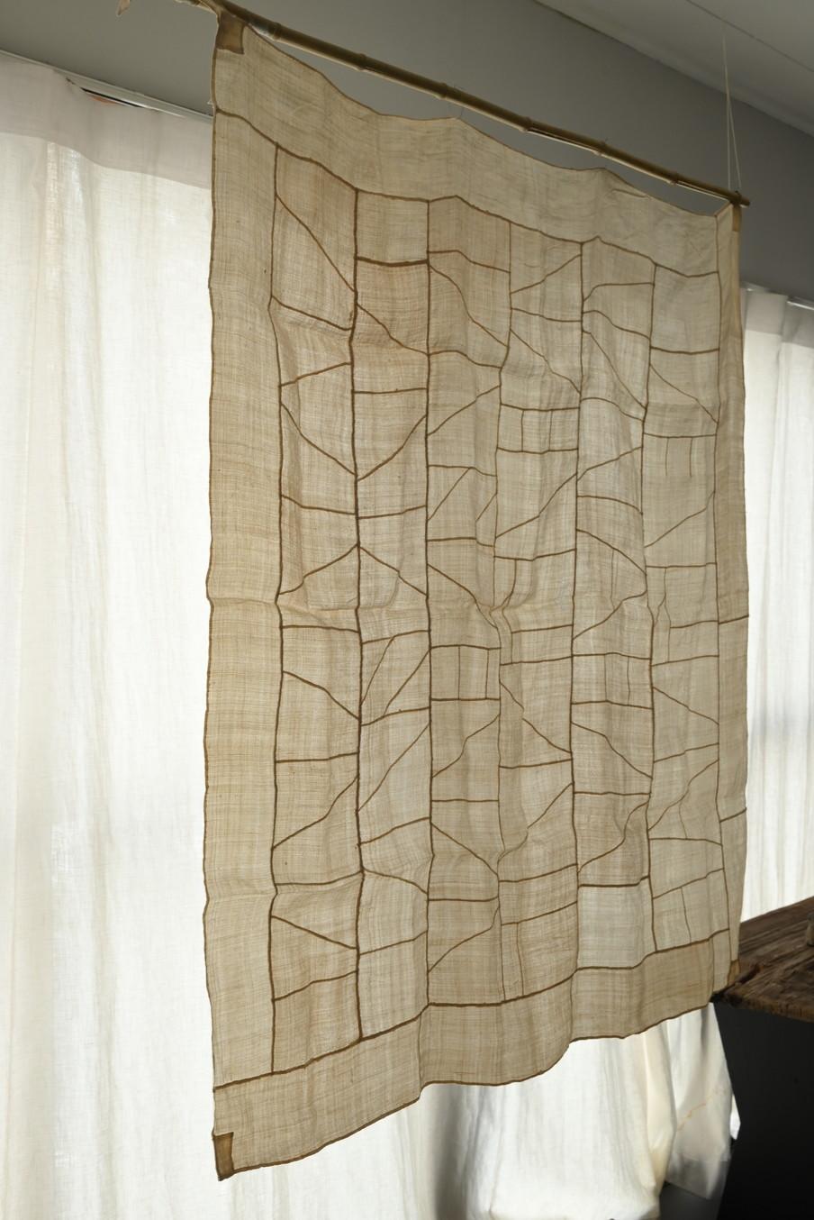 Il s'agit d'un vieux tissu coréen en patchwork fabriqué aux alentours du 20e siècle.
Le nom est 