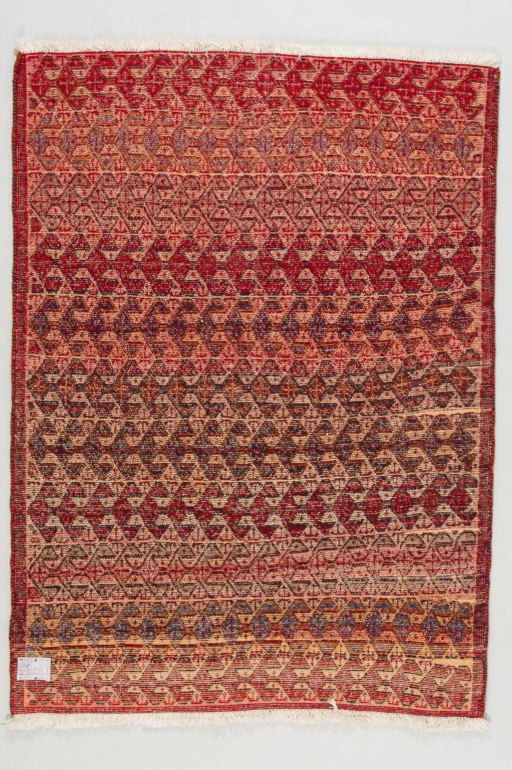 nr. 1275 -  Pleasant cheerful in colors little carpet from the mountains of Kurdistan, knotted by a woman in some village.
The wools are soft and invite to sit on the carpet: it is their sofa.
It's an easily settable measure, with a good price.