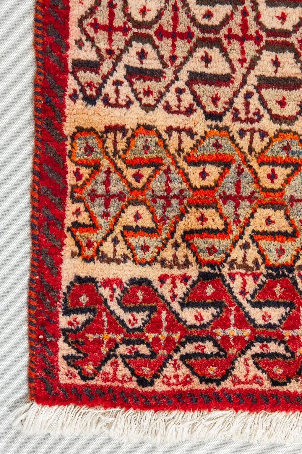 Old Kurdestan Carpet In Excellent Condition For Sale In Alessandria, Piemonte