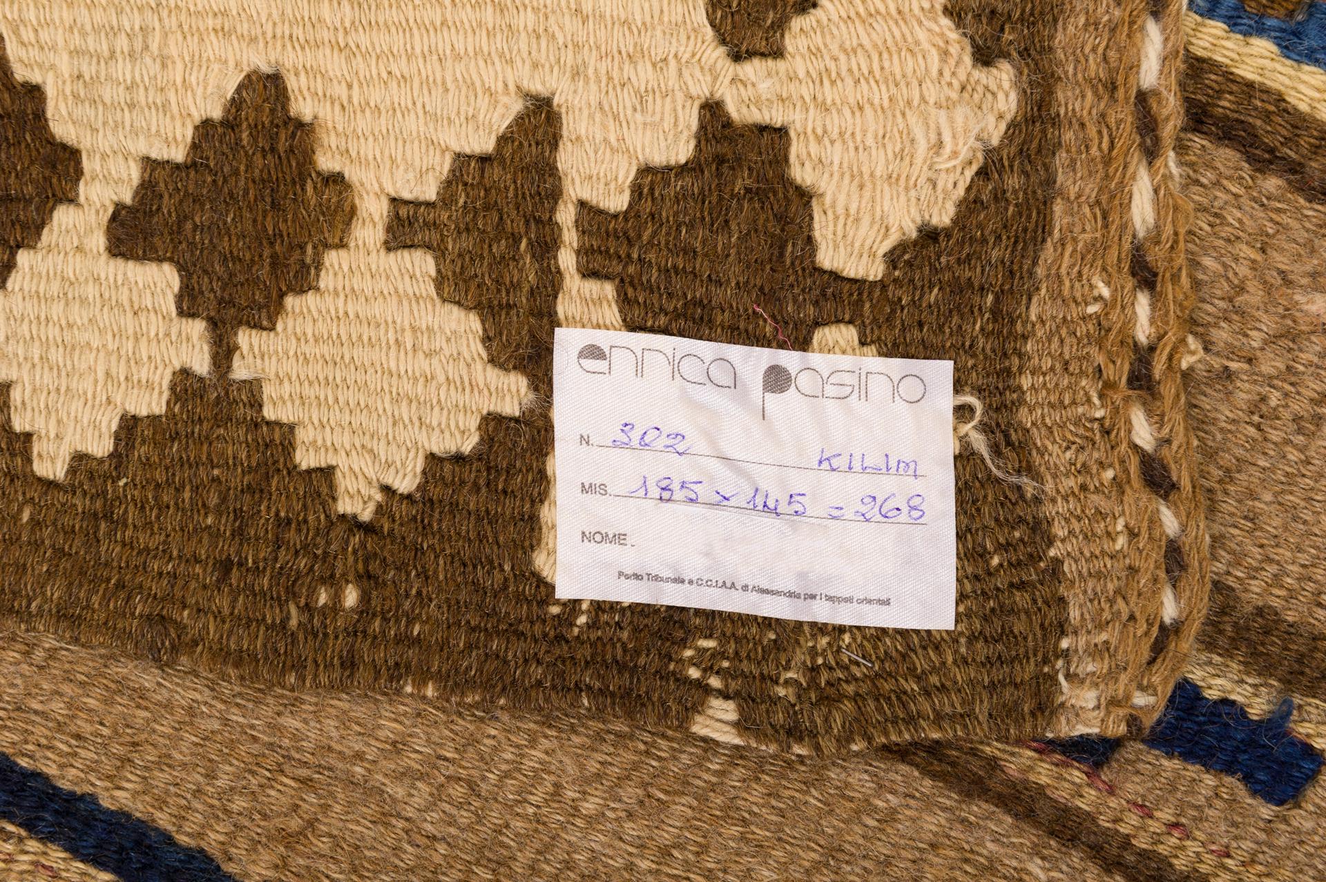 Adoro i kilim! Sono l'espressione più pura di un prodotto tessile nomade.  Per questo esemplare proveniente dal Kurdestan, la tessitrice ha utilizzato lana nel colore naturale, appena tinta con un po' di mallo di noce e con l'indaco per il blu