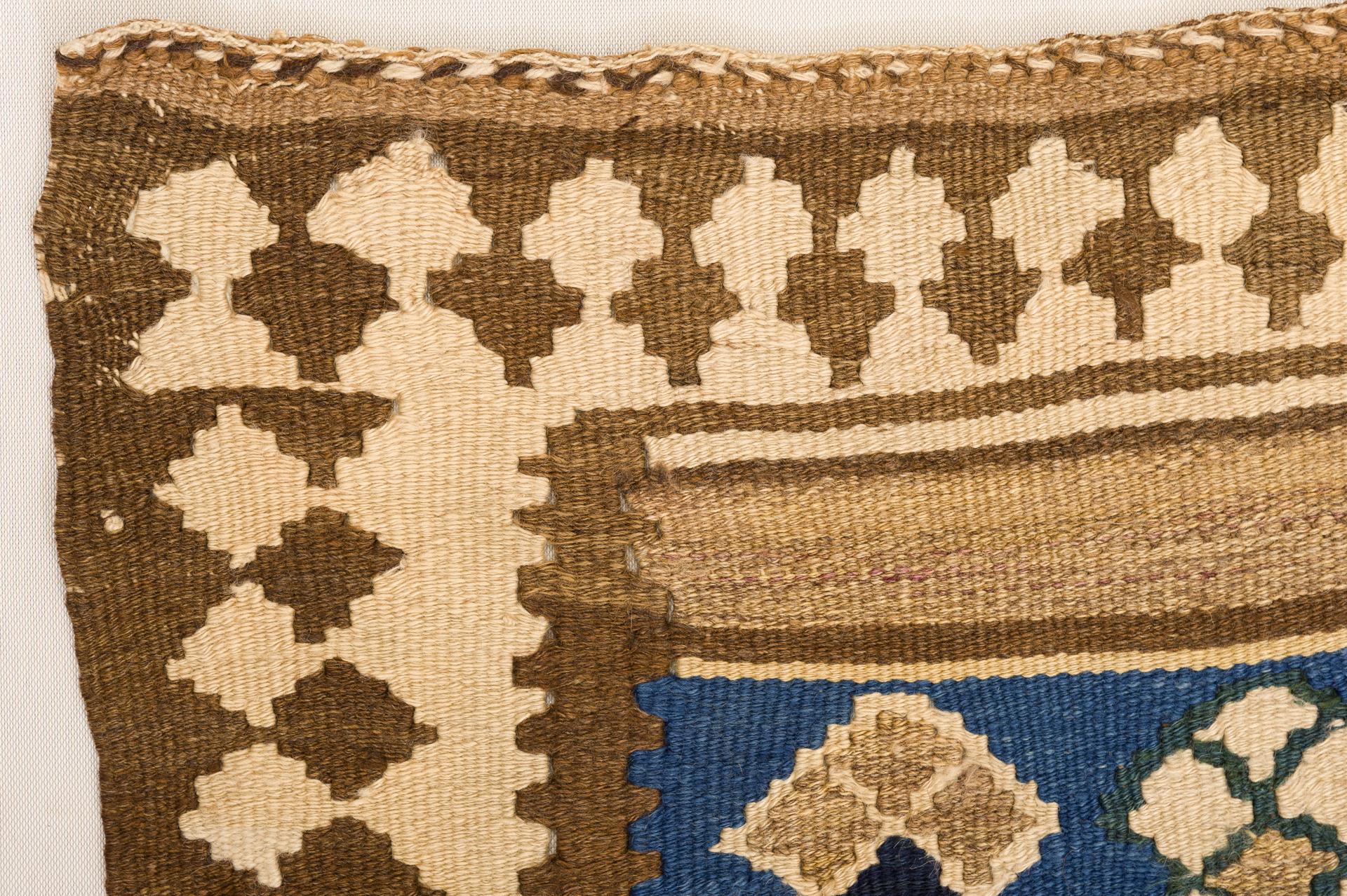 XX secolo Kilim curdo con lana di cammello naturale non colorata in vendita