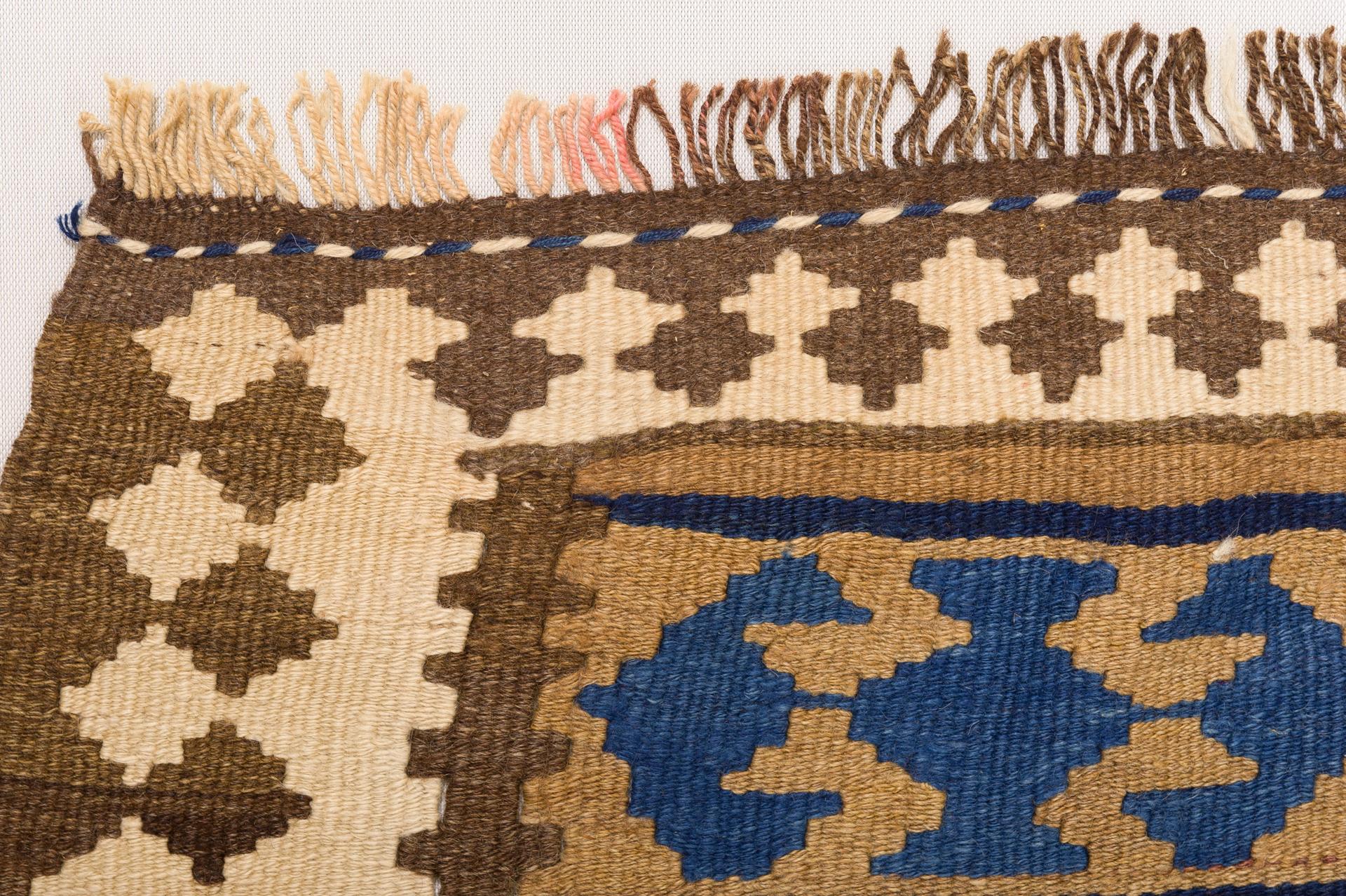 Kilim curdo con lana di cammello naturale non colorata in vendita 1