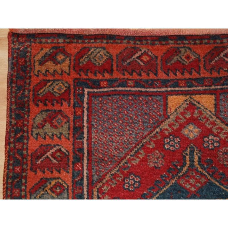 Antico tappeto curdo proveniente dalla Turchia orientale
Circa 1920

Un tappeto di piccole dimensioni con un disegno tradizionale di un villaggio.

Il tappeto è in buone condizioni, con una leggera usura e un buon vello.

Il tappeto è stato lavato a