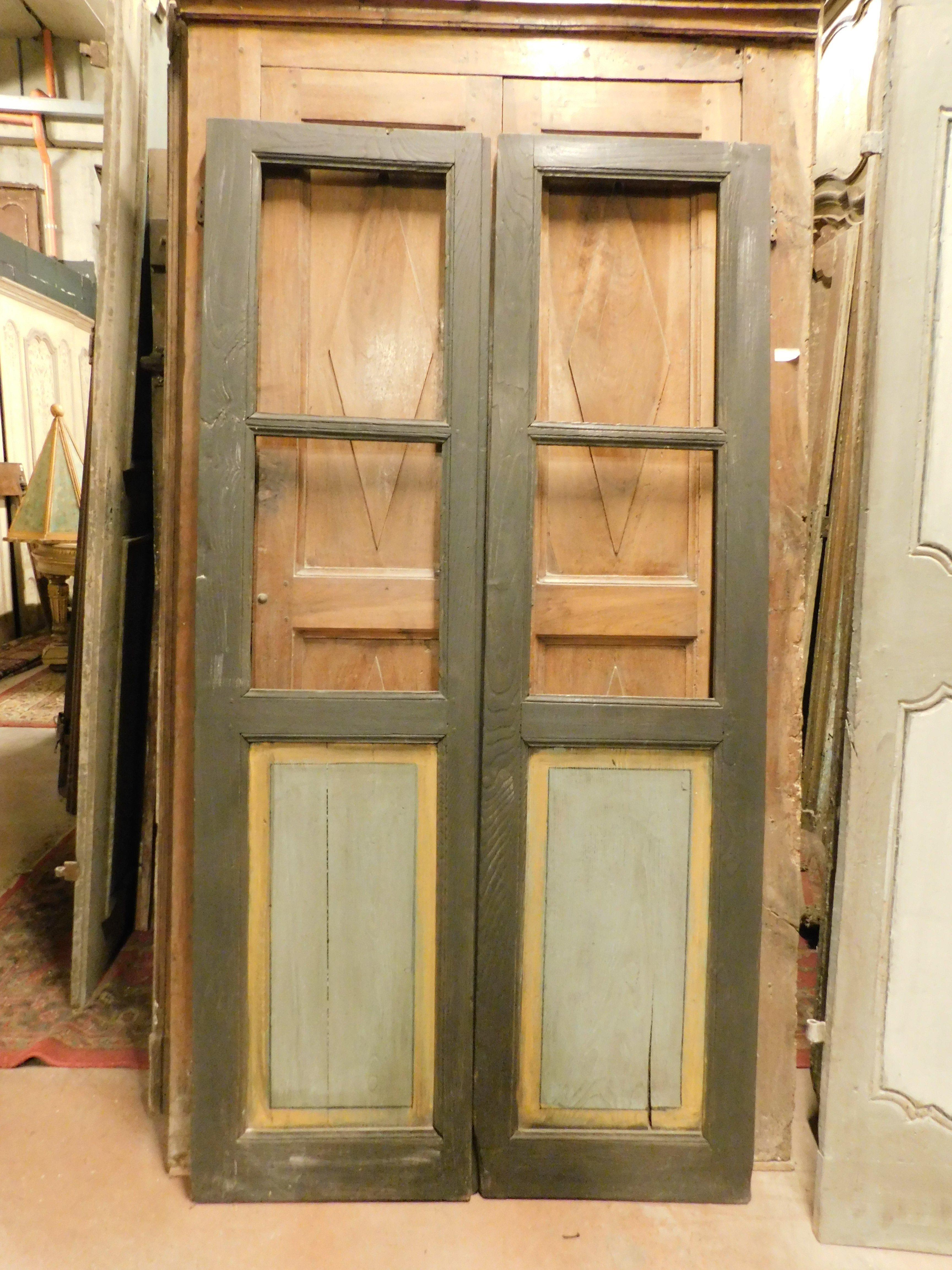 Puerta antigua de cristal lacado, con dos puertas y panel pintado, también lacado por detrás. Original del siglo XIX, fabricado en Italia, Estaba montado en la pared con bisagras que hay que sustituir, así como el cristal que no está