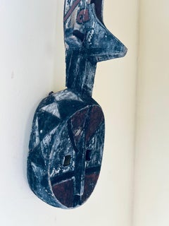 Antica maschera africana di grandi dimensioni, realizzata in legno pregiato, risalente al 1900 circa.