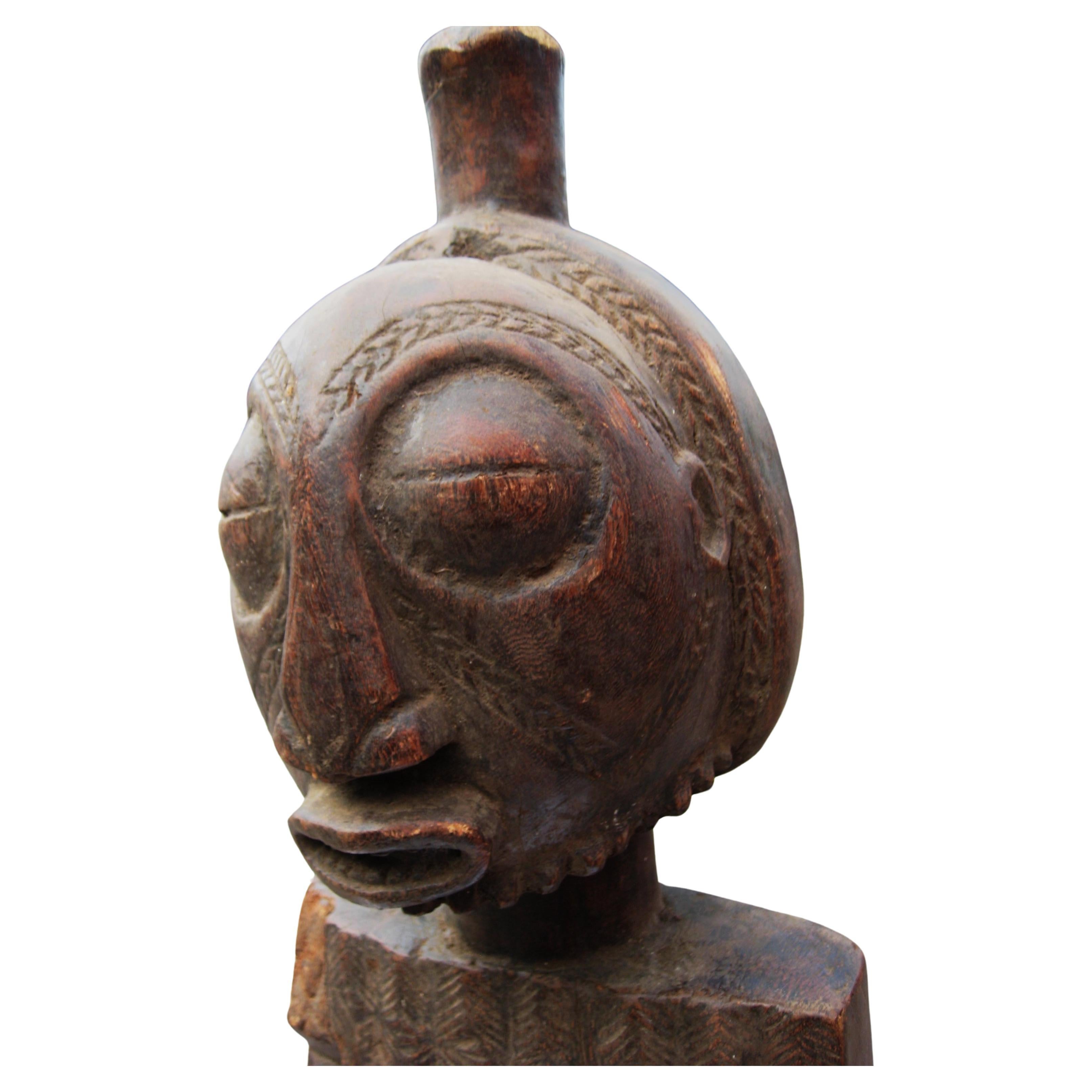 Alte Buyu männliche Ahnenschutz-Kraftfigur mit guten Anzeichen von echtem Alter mit schöner alter Farbpatina. Demokratische Republik Kongo, Afrika. Mitte des 20. Maßnahmen 32 