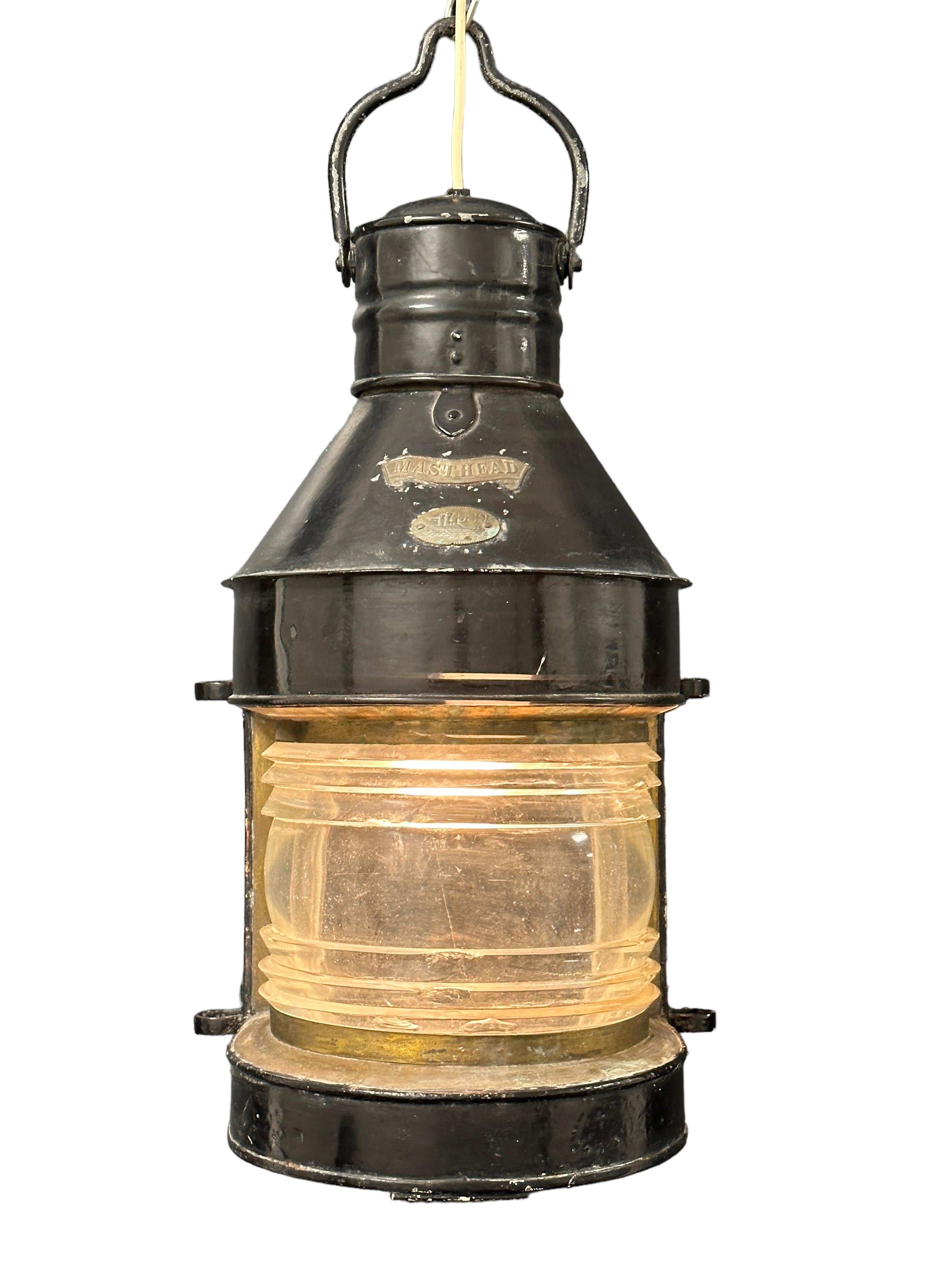 Il s'agit d'une grande lampe de mât nautique 7989 en métal massif et en laiton avec lentille de Fresnel. Avec la poignée de transport, il mesure environ 28,5