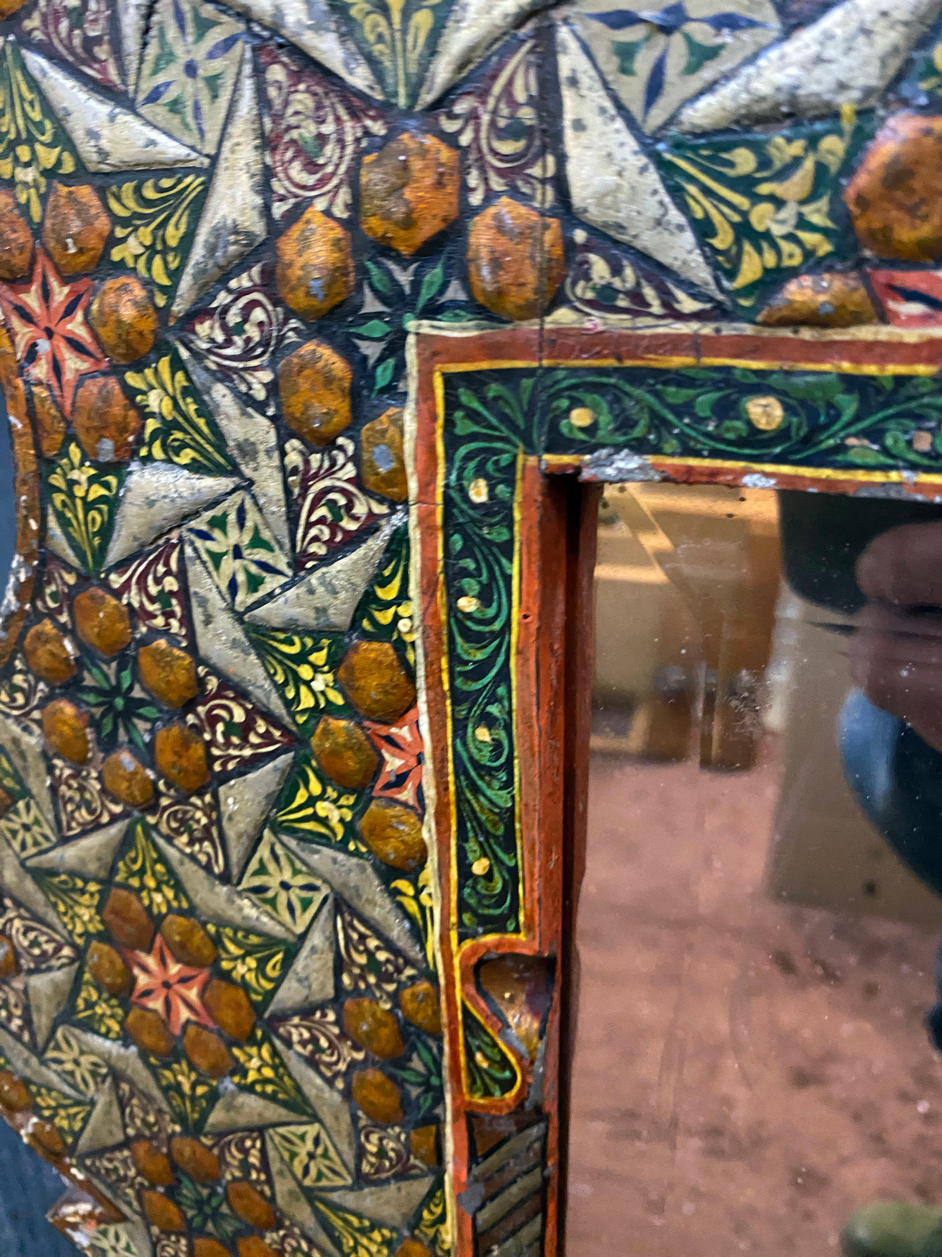 Ancien grand miroir oriental en bois gravé et polychromé ; miroir biseauté en vente 5
