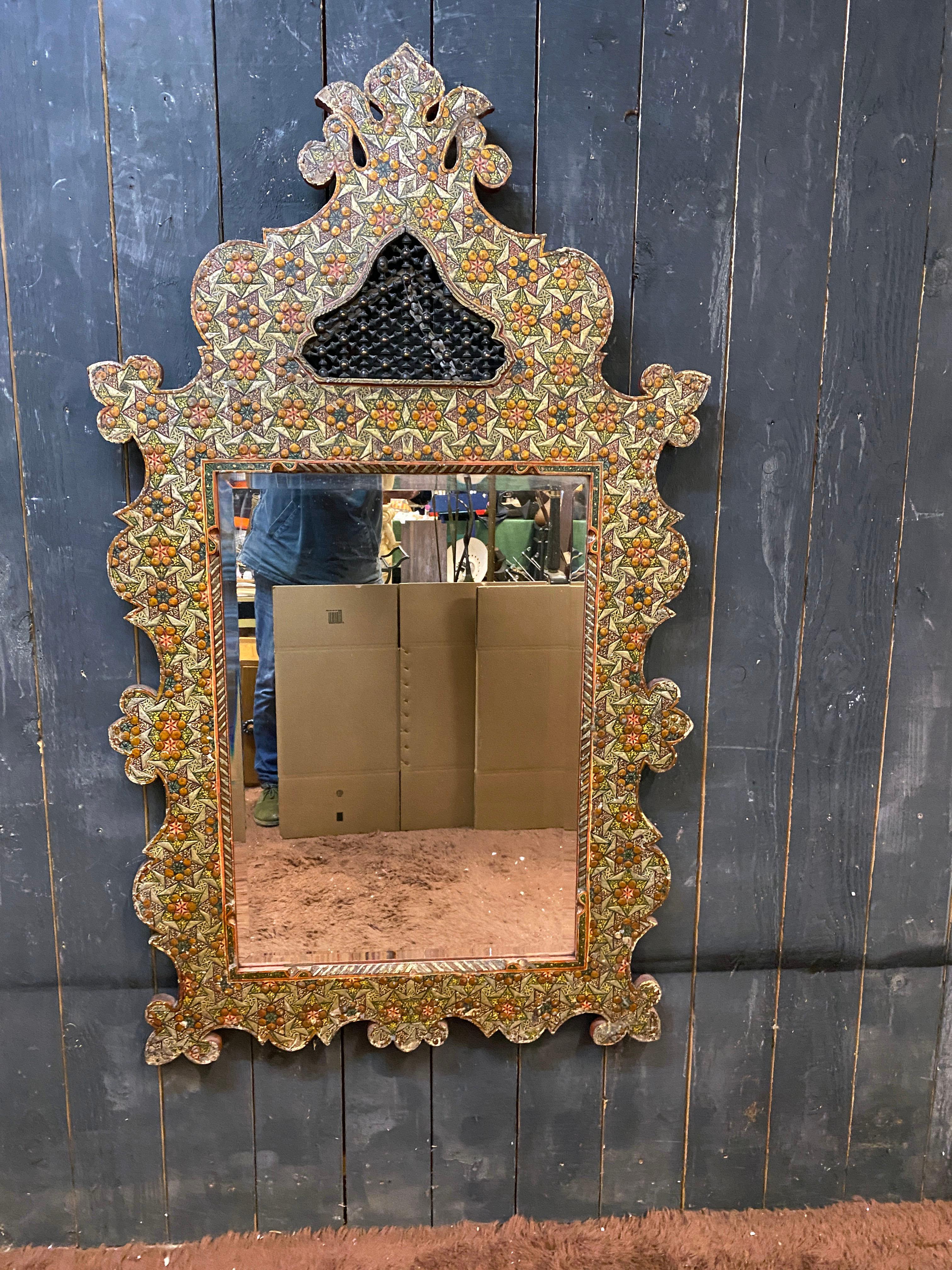 Ancien grand miroir oriental en bois gravé et polychromé ; miroir biseauté en vente 6