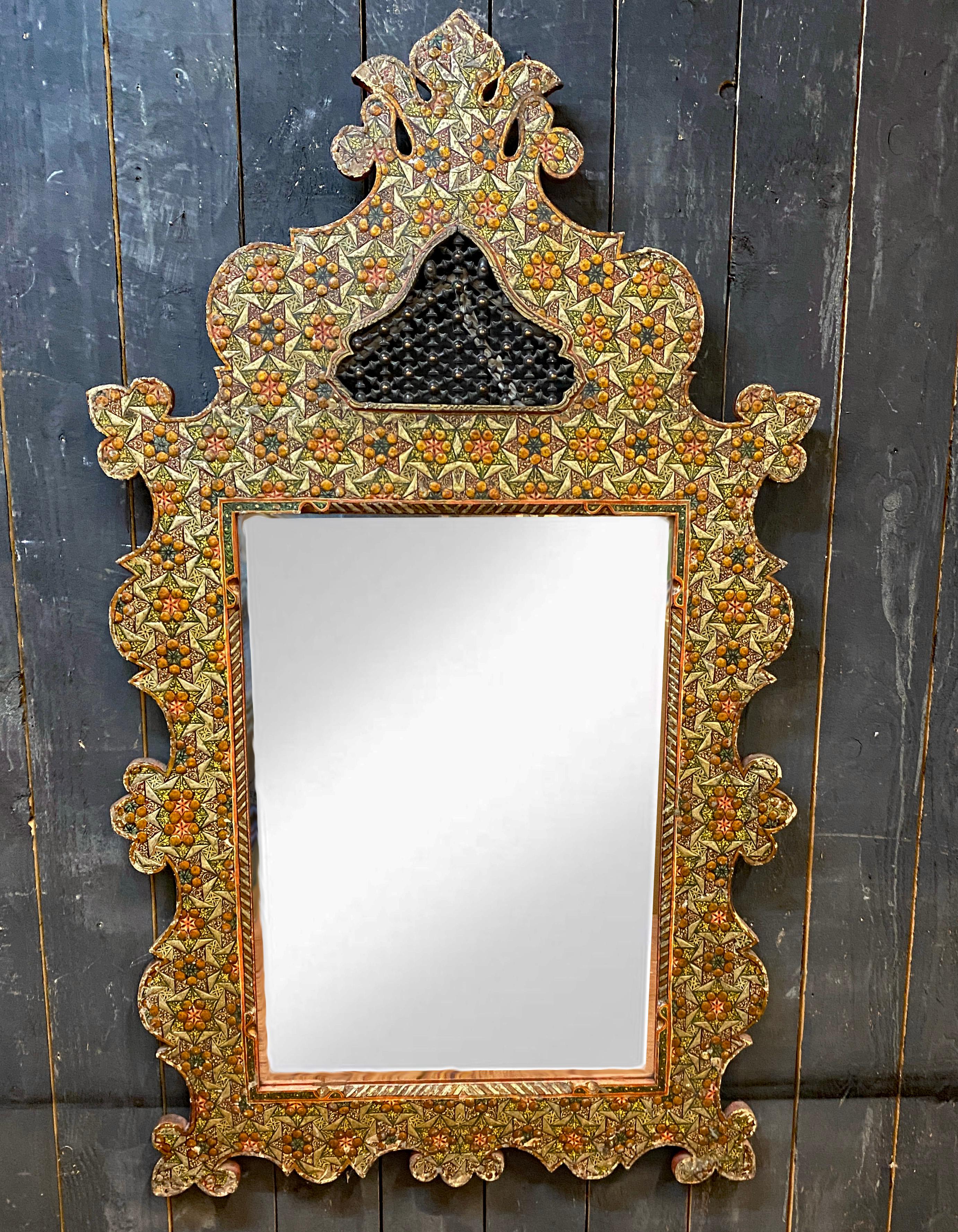 Ancien grand miroir oriental en bois gravé et polychromé ;
miroir biseauté
petites pertes de peinture