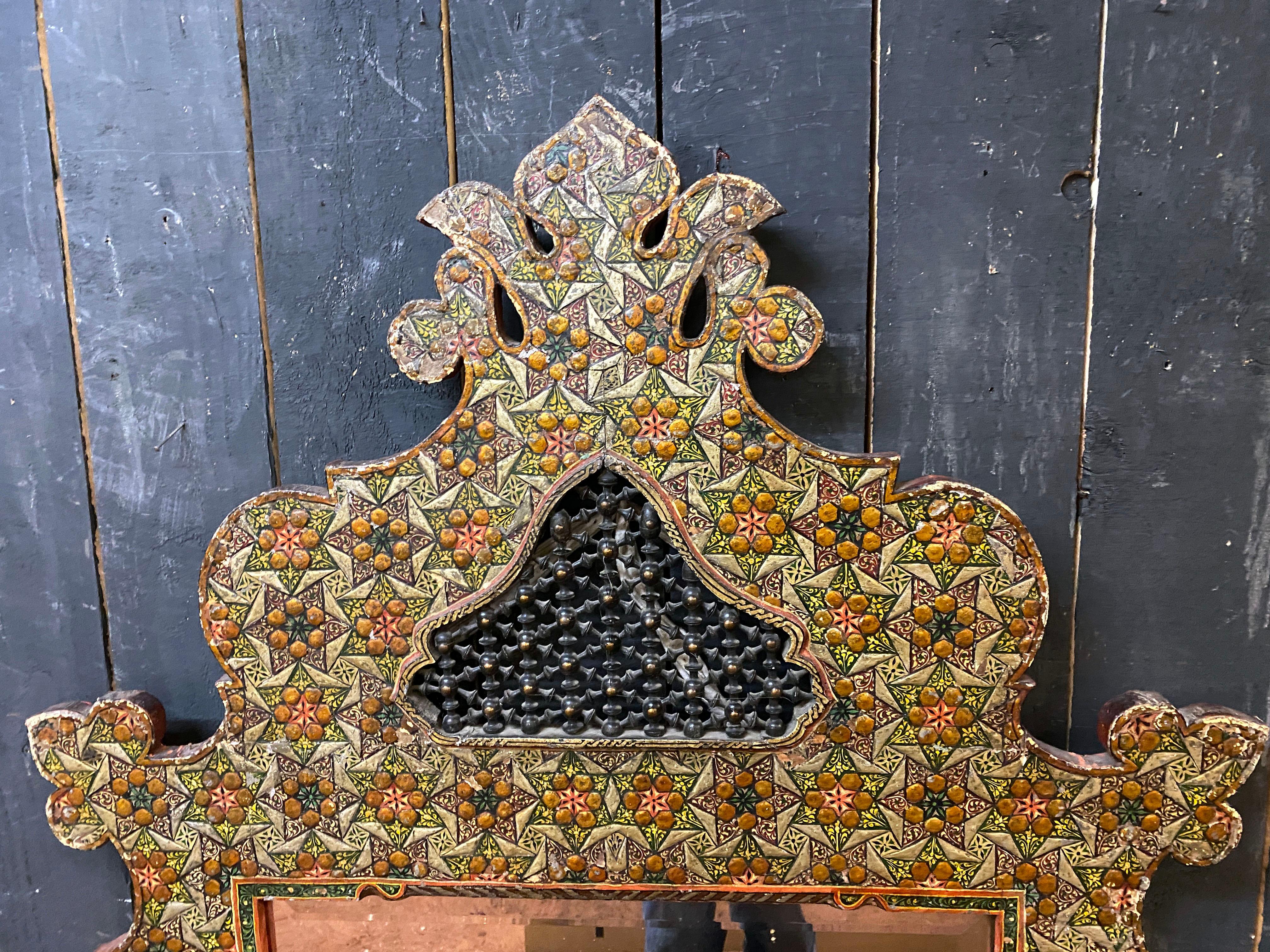 Polychromé Ancien grand miroir oriental en bois gravé et polychromé ; miroir biseauté en vente