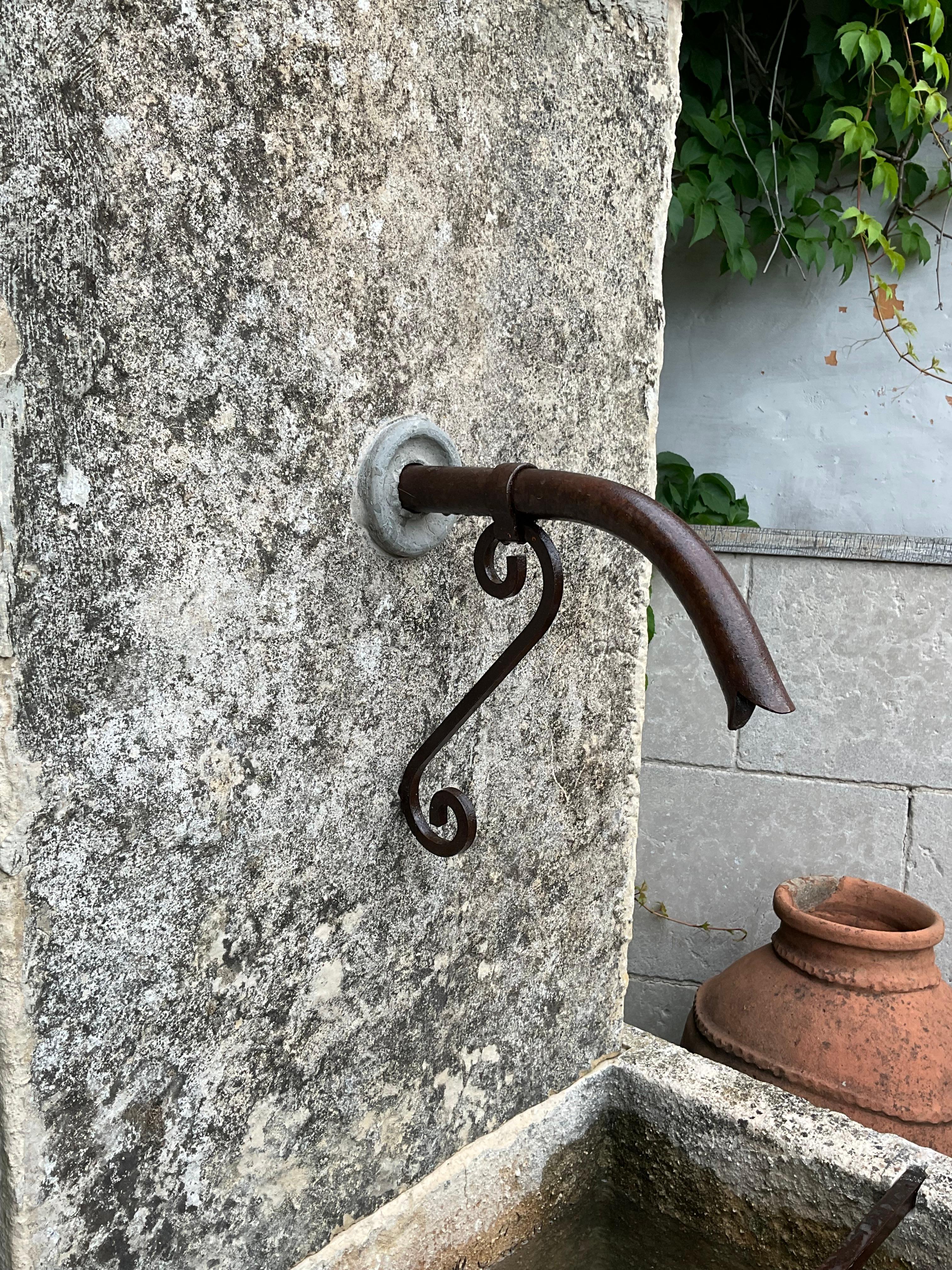 Alter Wandbrunnen aus Kalkstein im Angebot 4