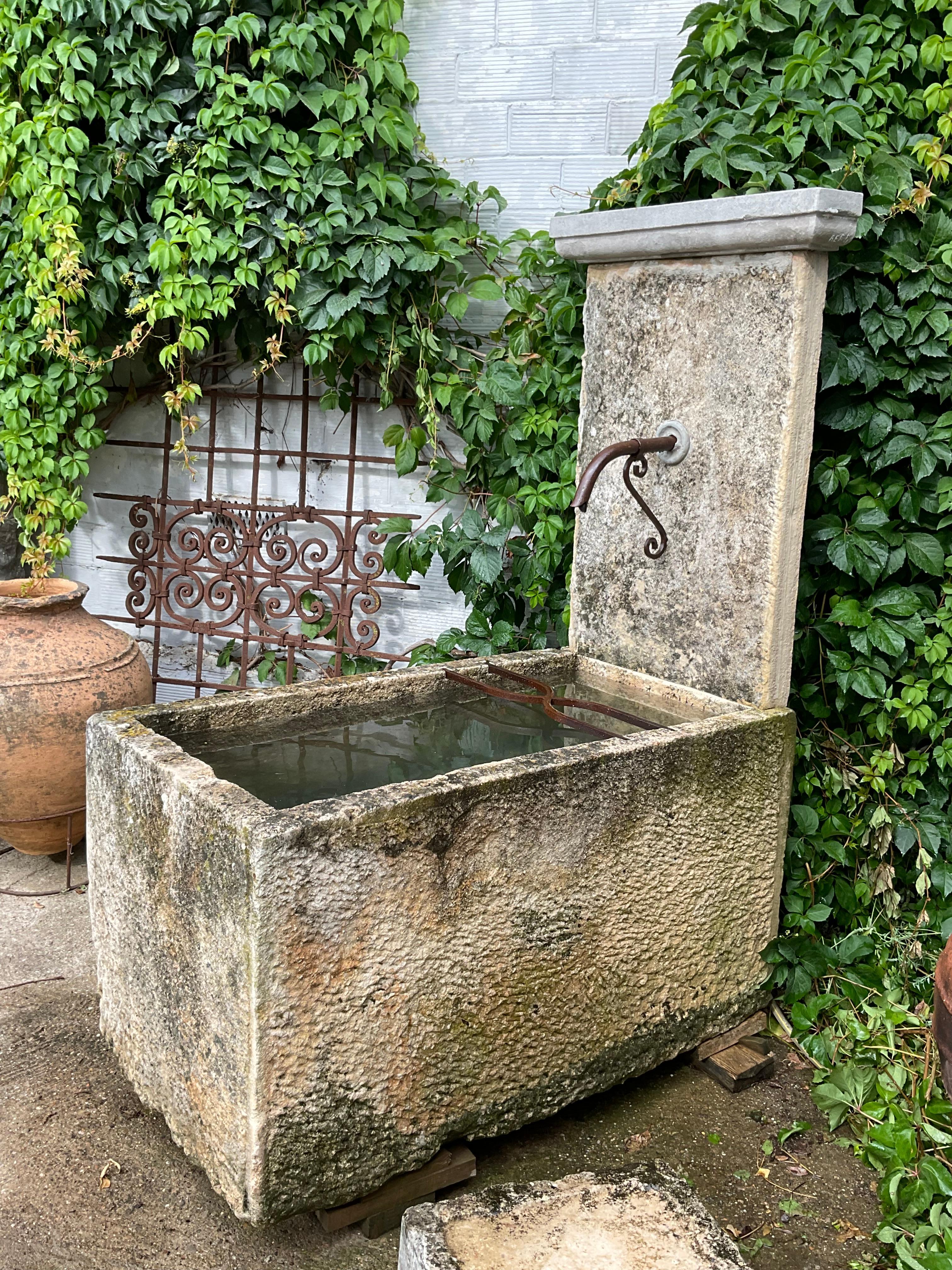 Alter Wandbrunnen aus Kalkstein im Angebot 5