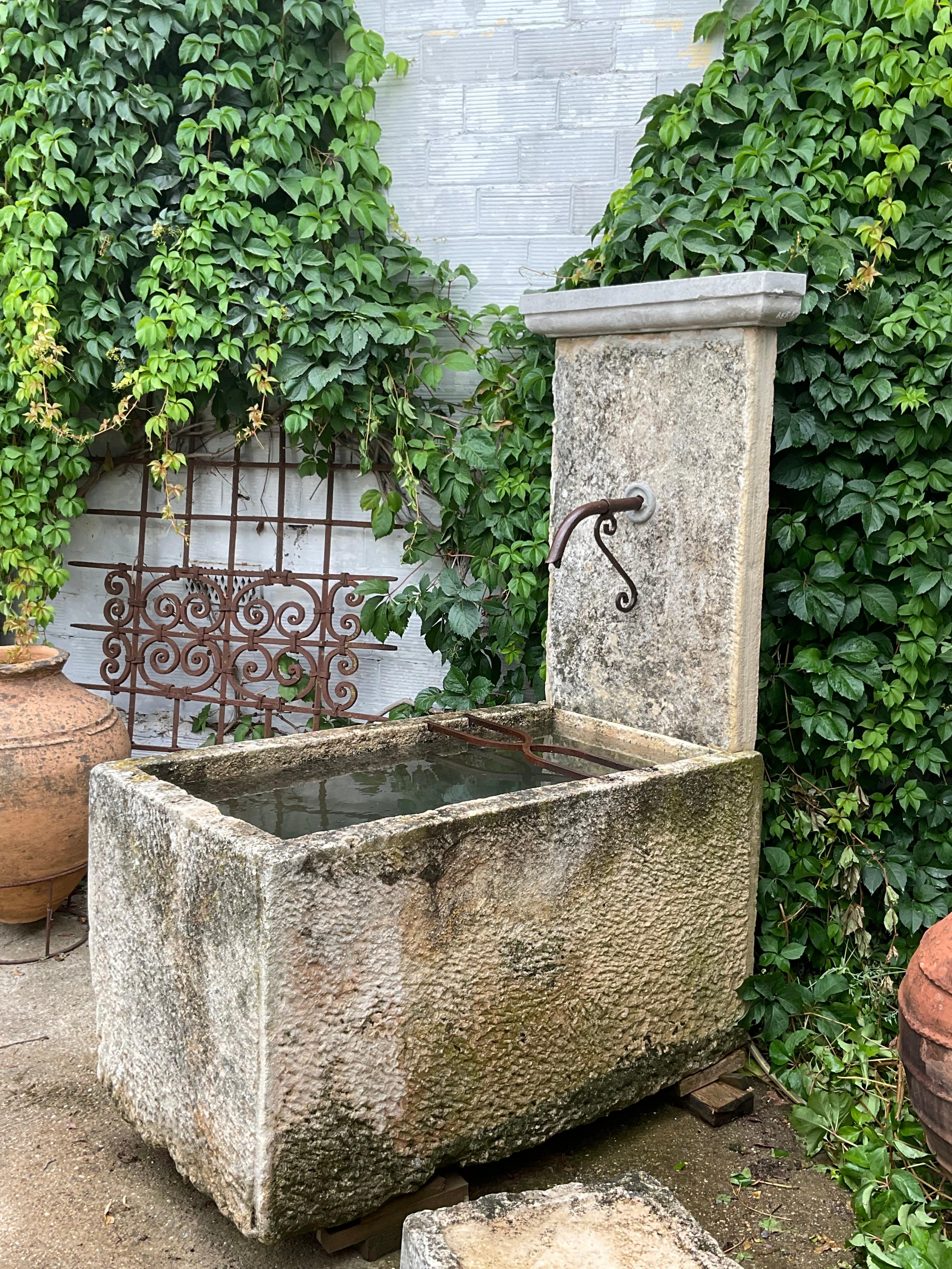 Alter Wandbrunnen aus Kalkstein (Sonstiges) im Angebot