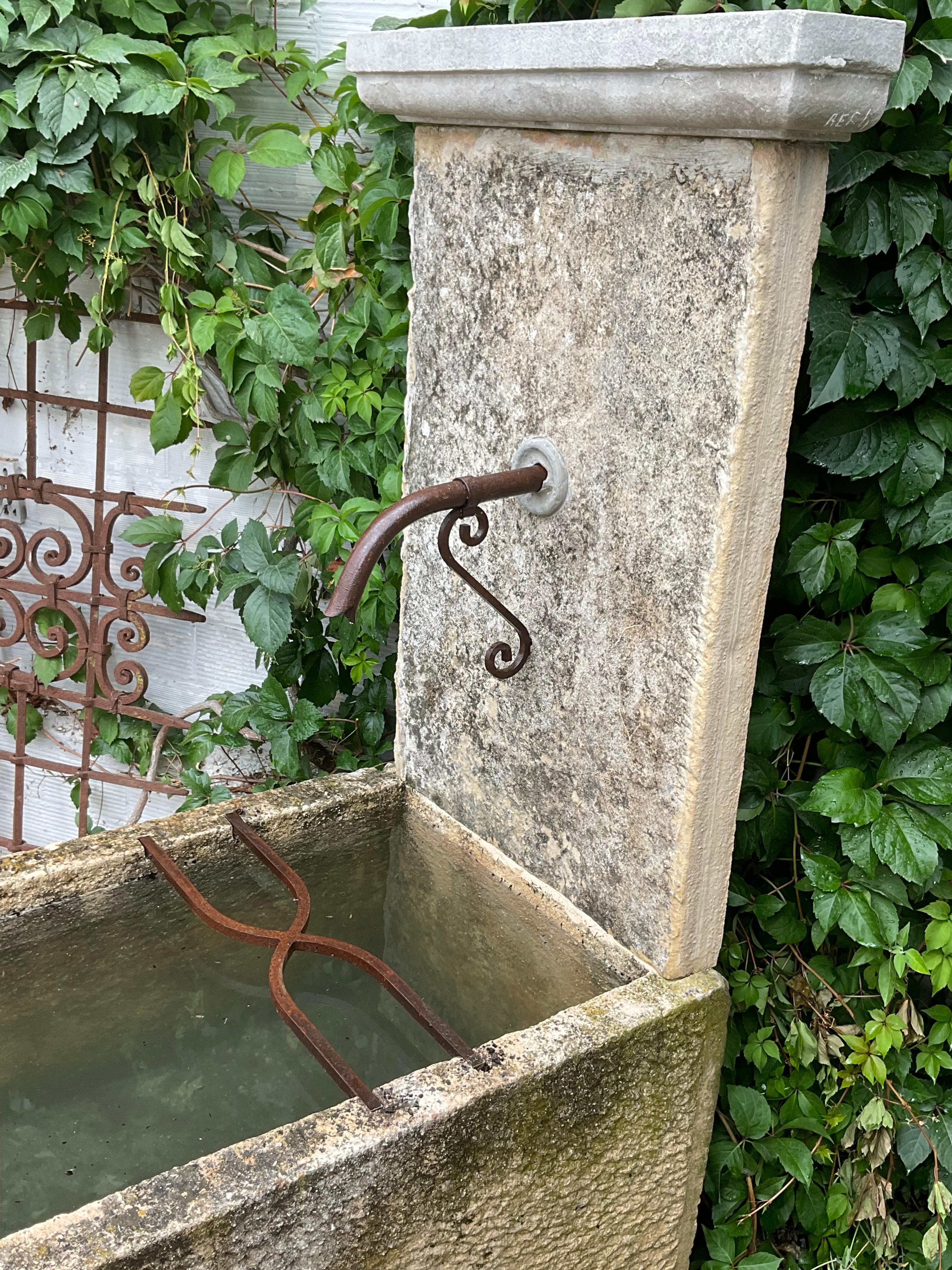 Alter Wandbrunnen aus Kalkstein (Spanisch) im Angebot