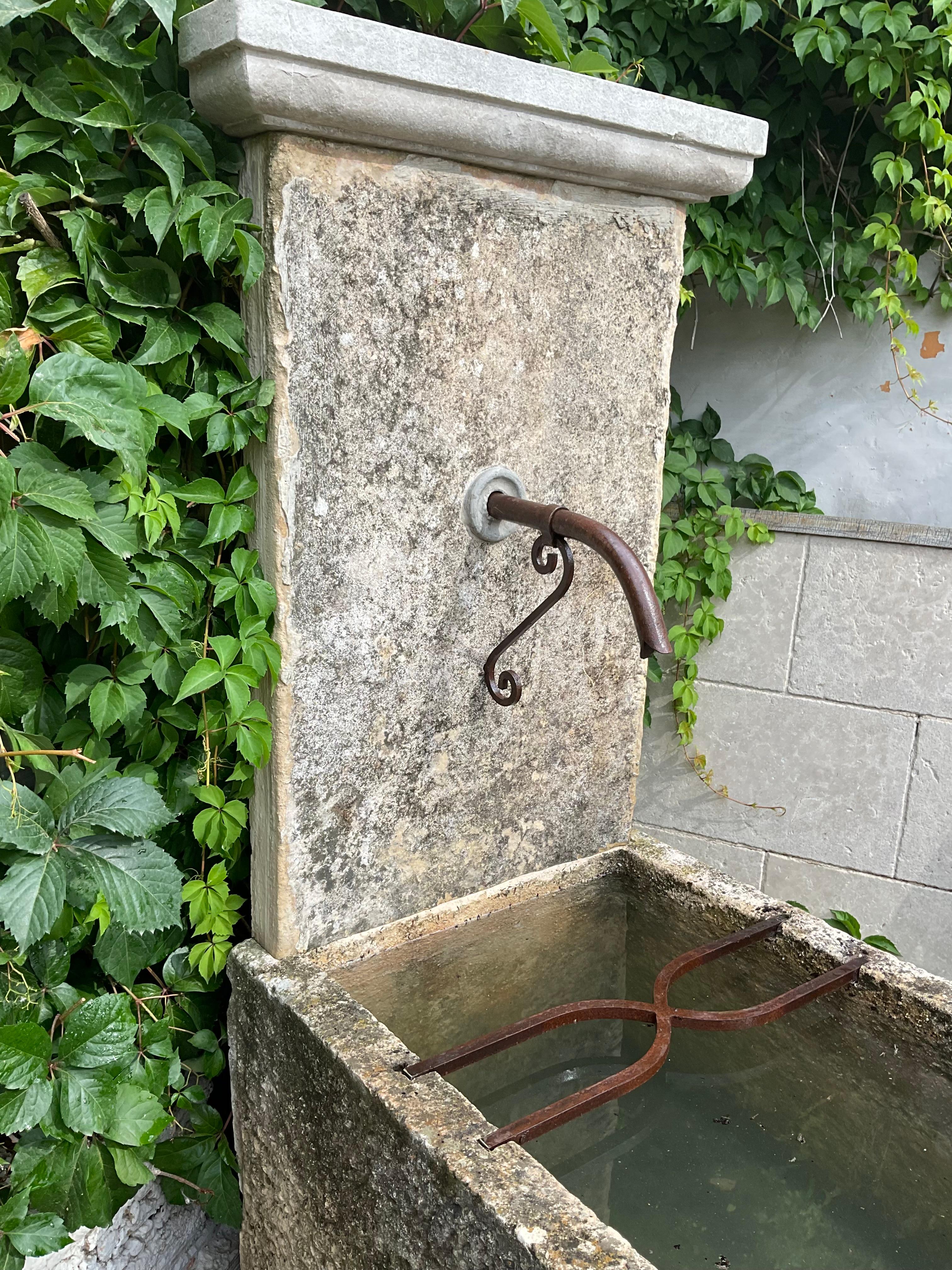 Alter Wandbrunnen aus Kalkstein im Zustand „Gut“ im Angebot in SAN VICENTE DE ALCÁNTARA, ES