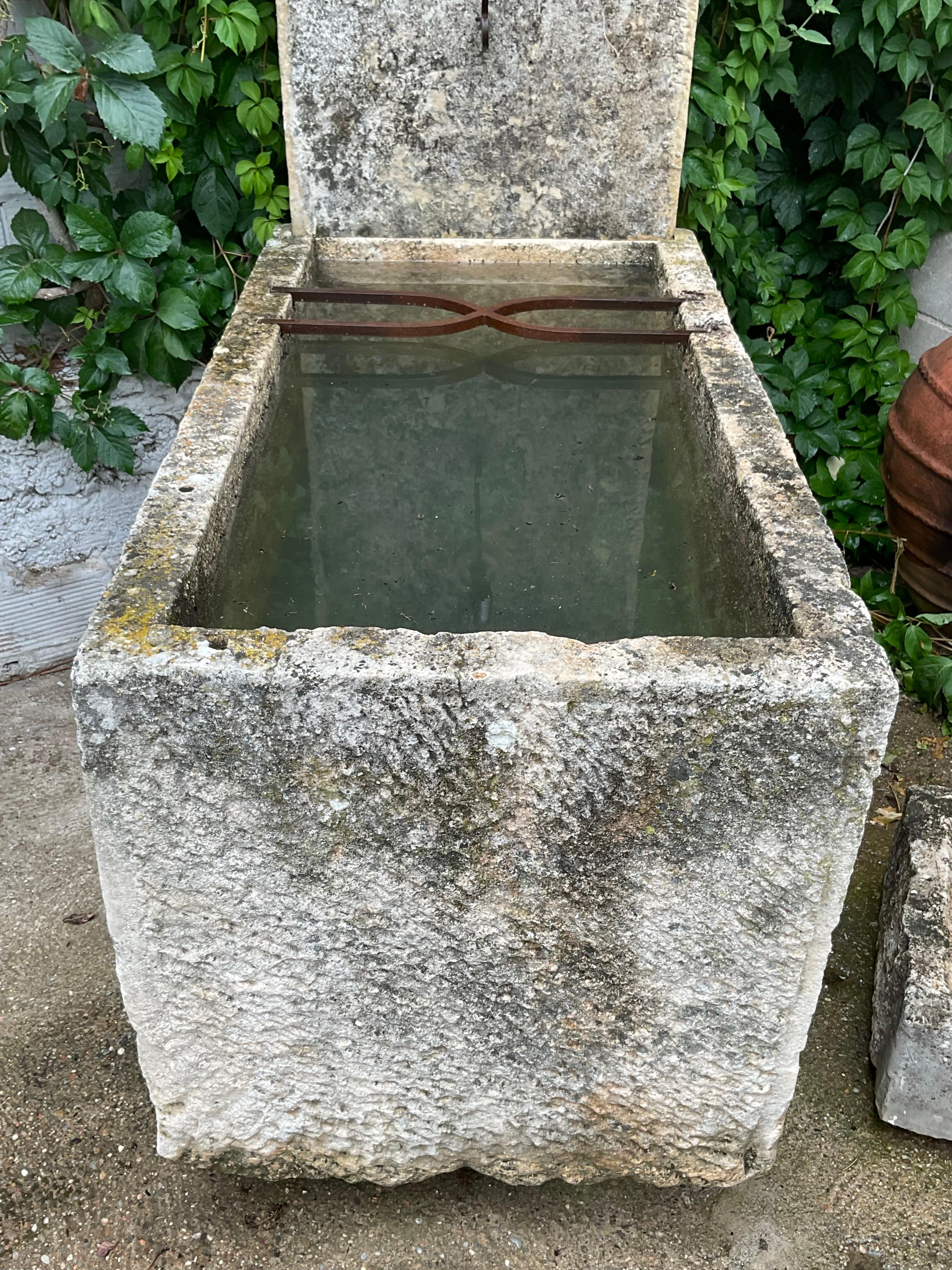 Alter Wandbrunnen aus Kalkstein (21. Jahrhundert und zeitgenössisch) im Angebot