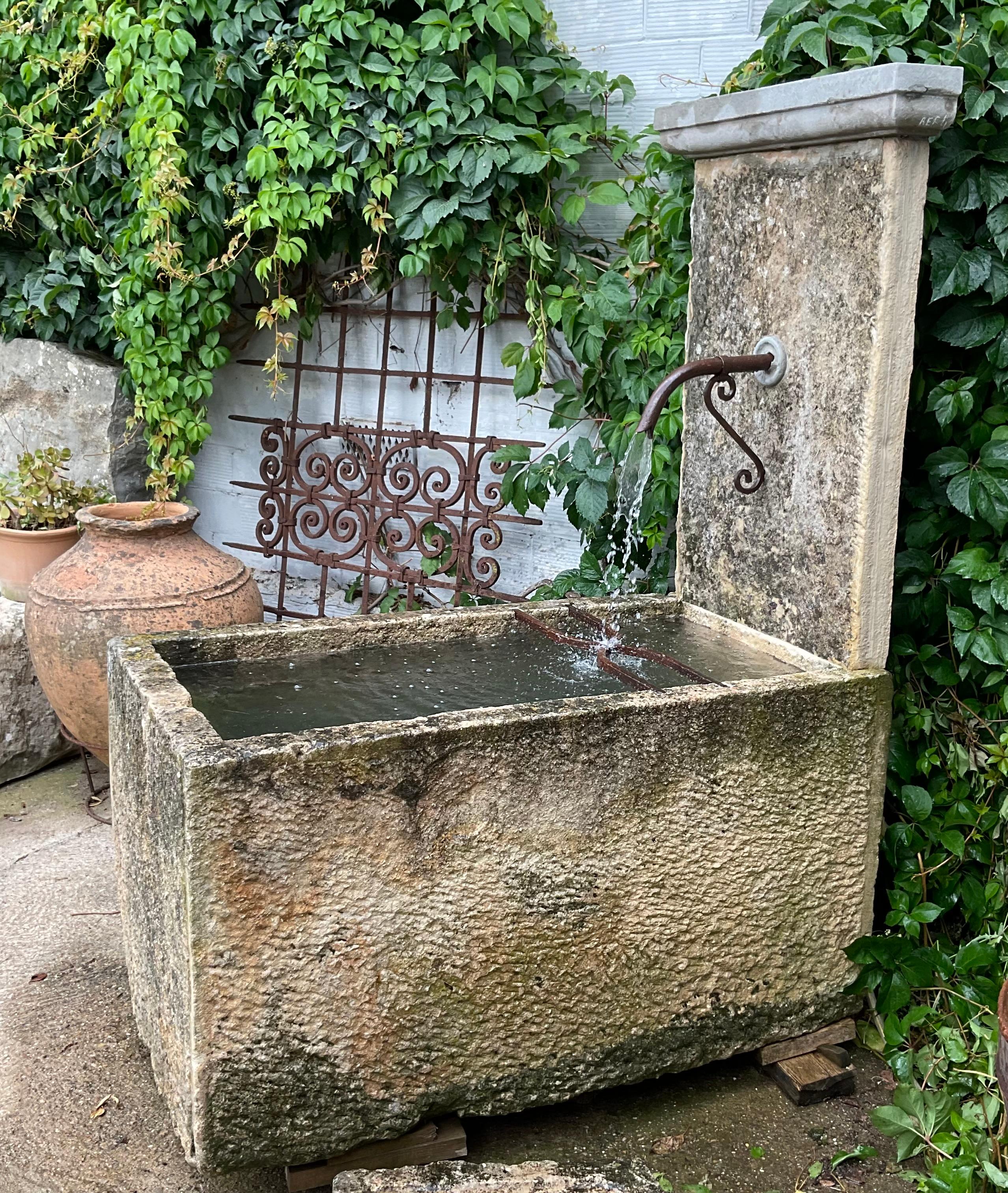 Alter Wandbrunnen aus Kalkstein im Angebot 1