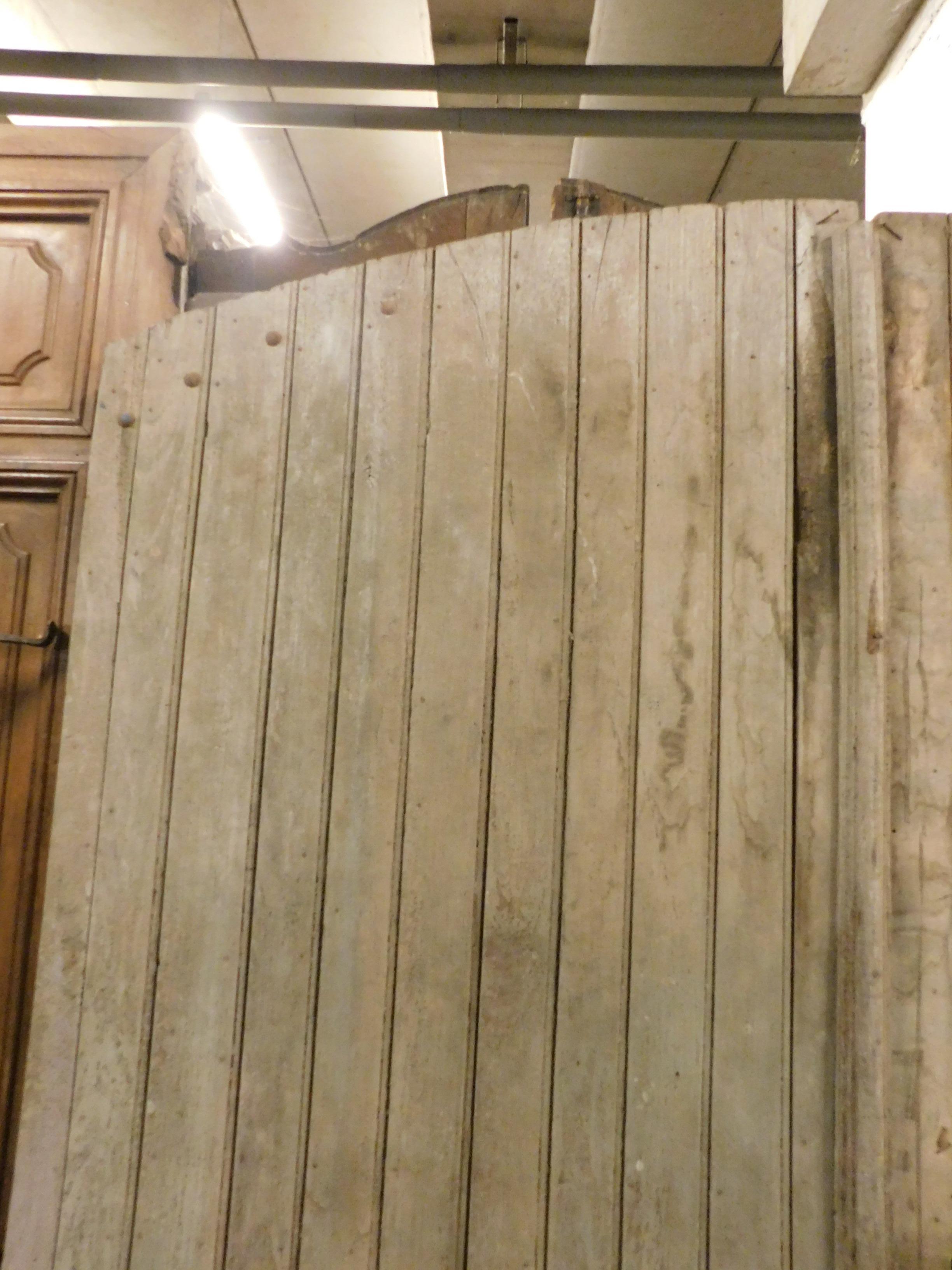 Sculpté à la main Ancienne porte principale rustique en bois mixtes, ardoises patinées, fin du 19ème siècle, Italie en vente
