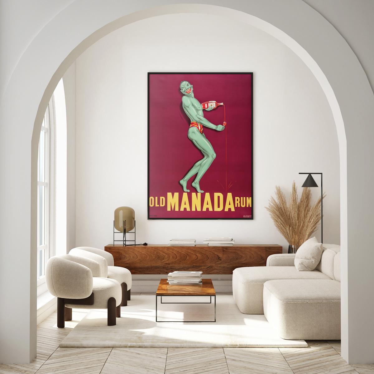 Fabuleuse affiche publicitaire française vintage pour le rhum vieux Manada. Cette affiche française des années 1930 présente une image étonnante de ce joyeux bonhomme vert qui flotte presque sur un fond violet contrasté. Il sourit en tenant une