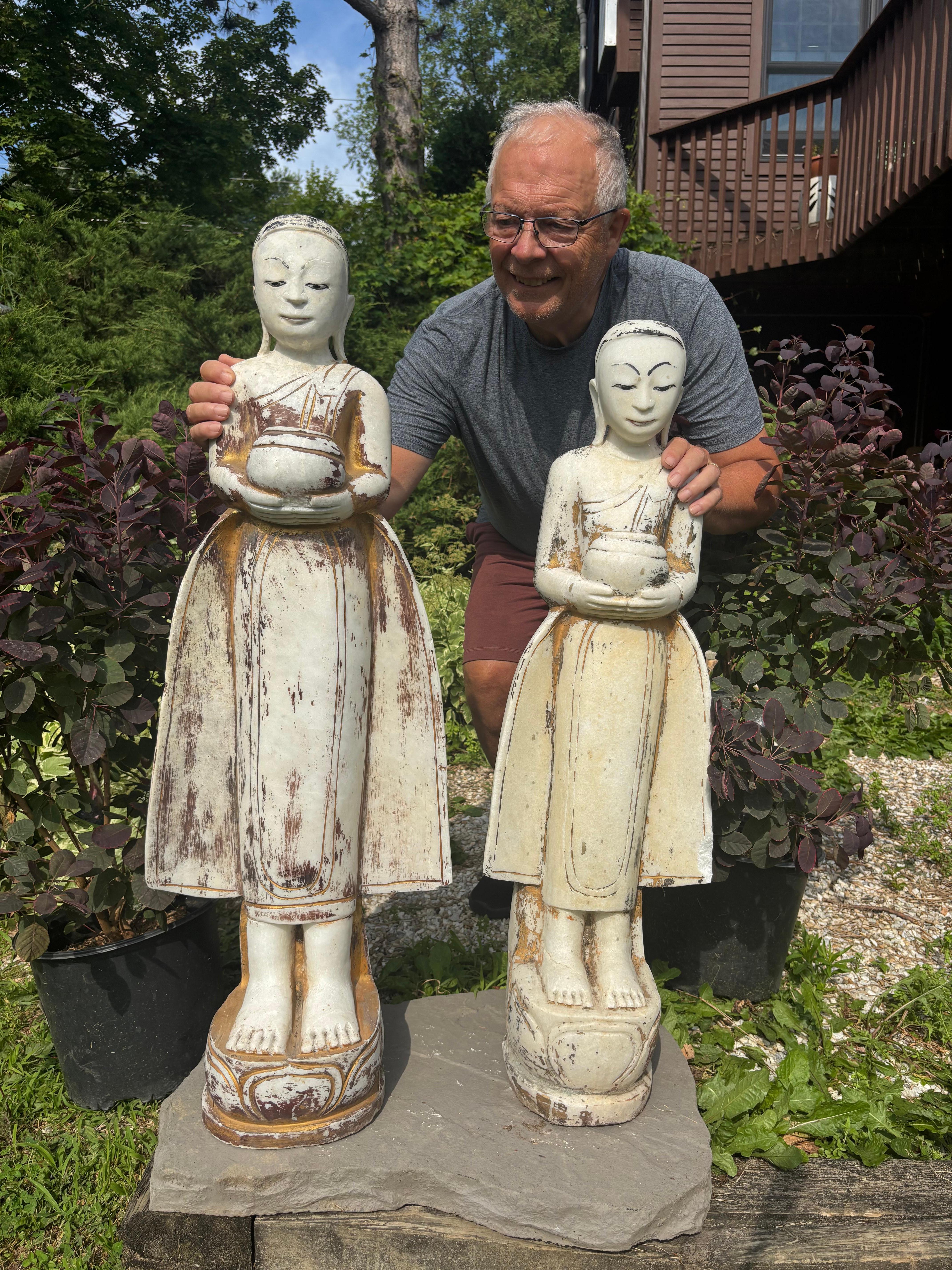Schöne und heitere Gesichter sind Merkmale auf diesem Paar (2) Gold Lacquered Garden attendants 

Bitte sehen Sie sich unser Video an.

Aus Burma (Myanmar) stammt dieses sehr hübsche, vergoldete und handgeschnitzte Paar (2) großer Alabaster-Statuen