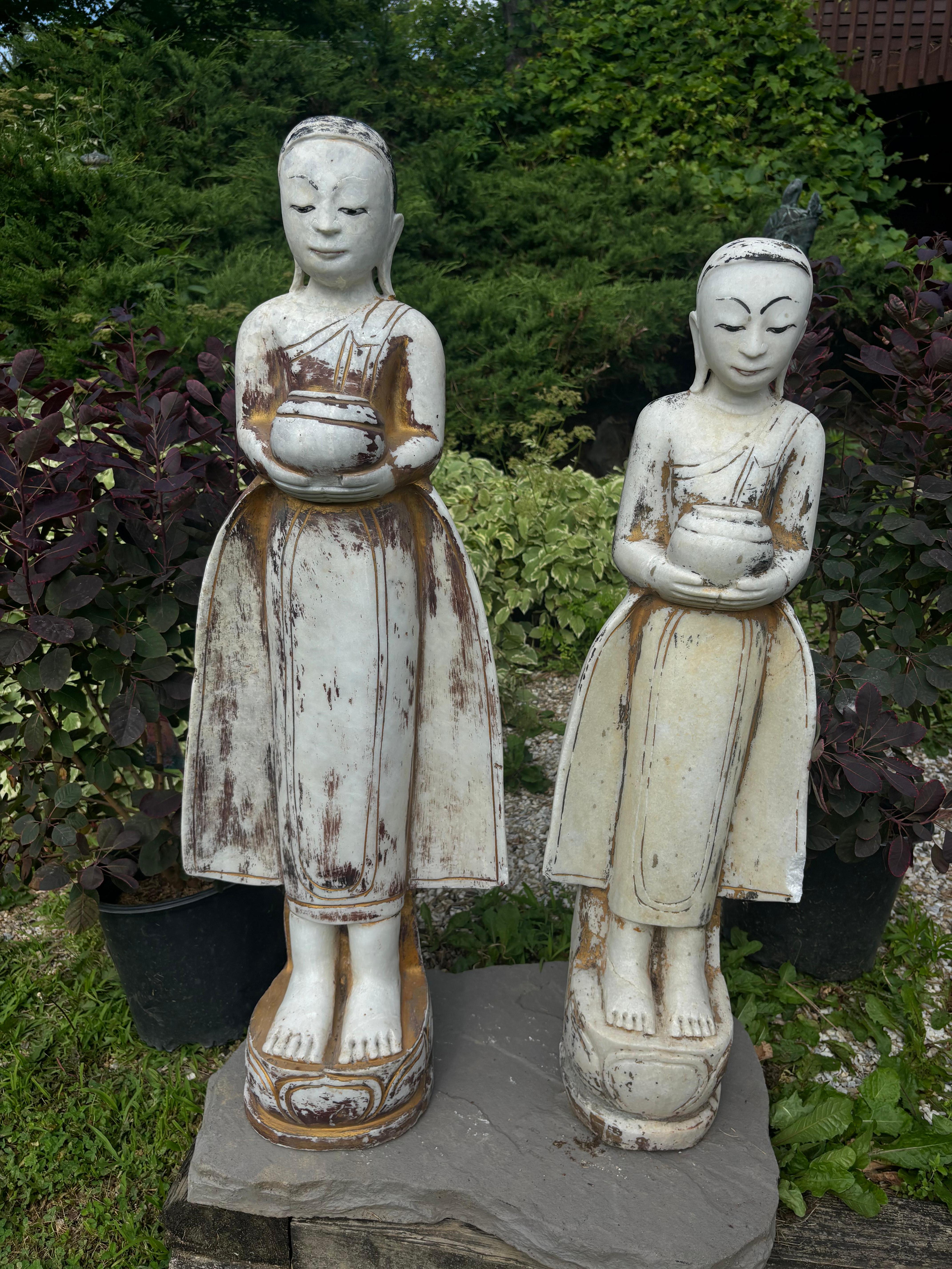 Old Mandalay Burma Pair Gold vergoldet Skulpturen mit schönen Gesichtern (Birmanisch) im Angebot