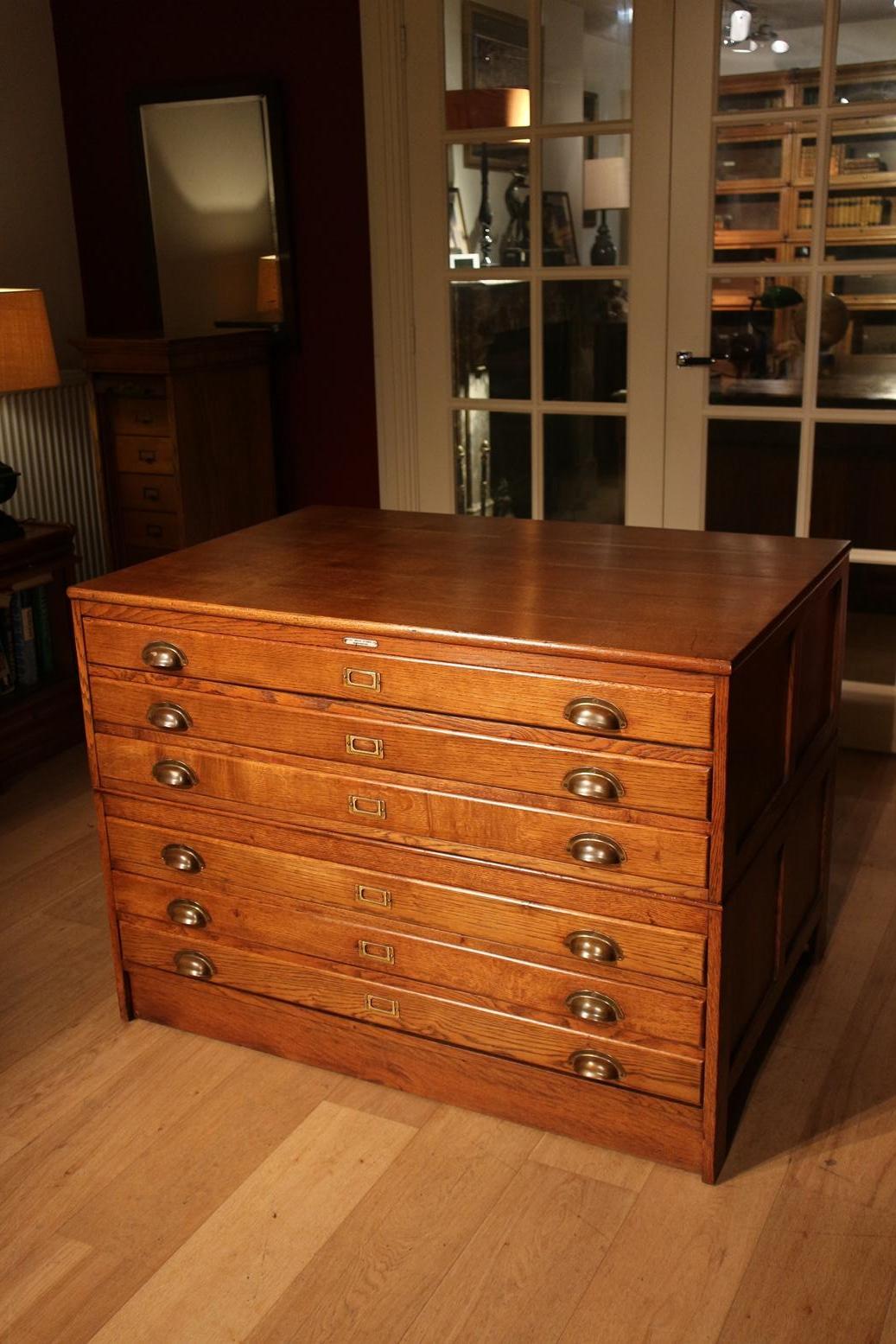 Old oak chest of drawers especially for maps and/o drawings. Cabinet consists of 2 parts. Entirely in perfect condition.
Origin: England
Period: Approx. 1940
Size 116cm x 78cm x H.85cm.