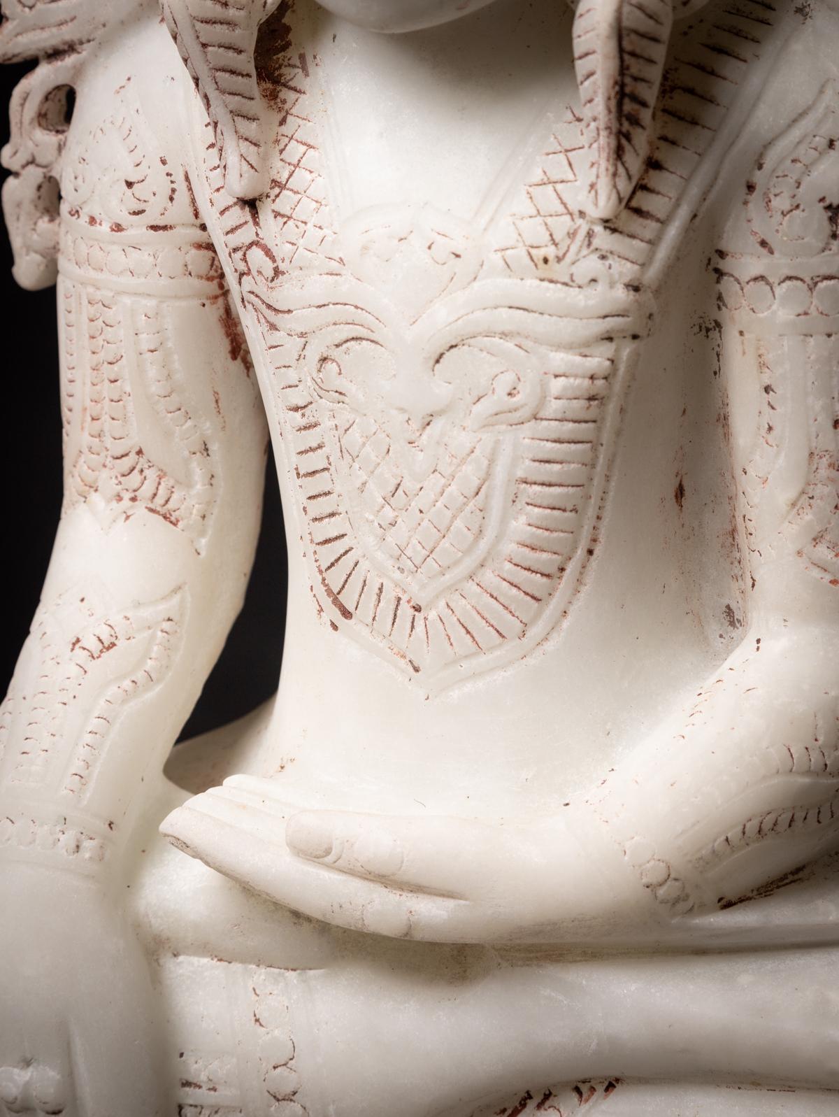 statue de Bouddha birman couronné en marbre ancien de Birmanie en vente 6