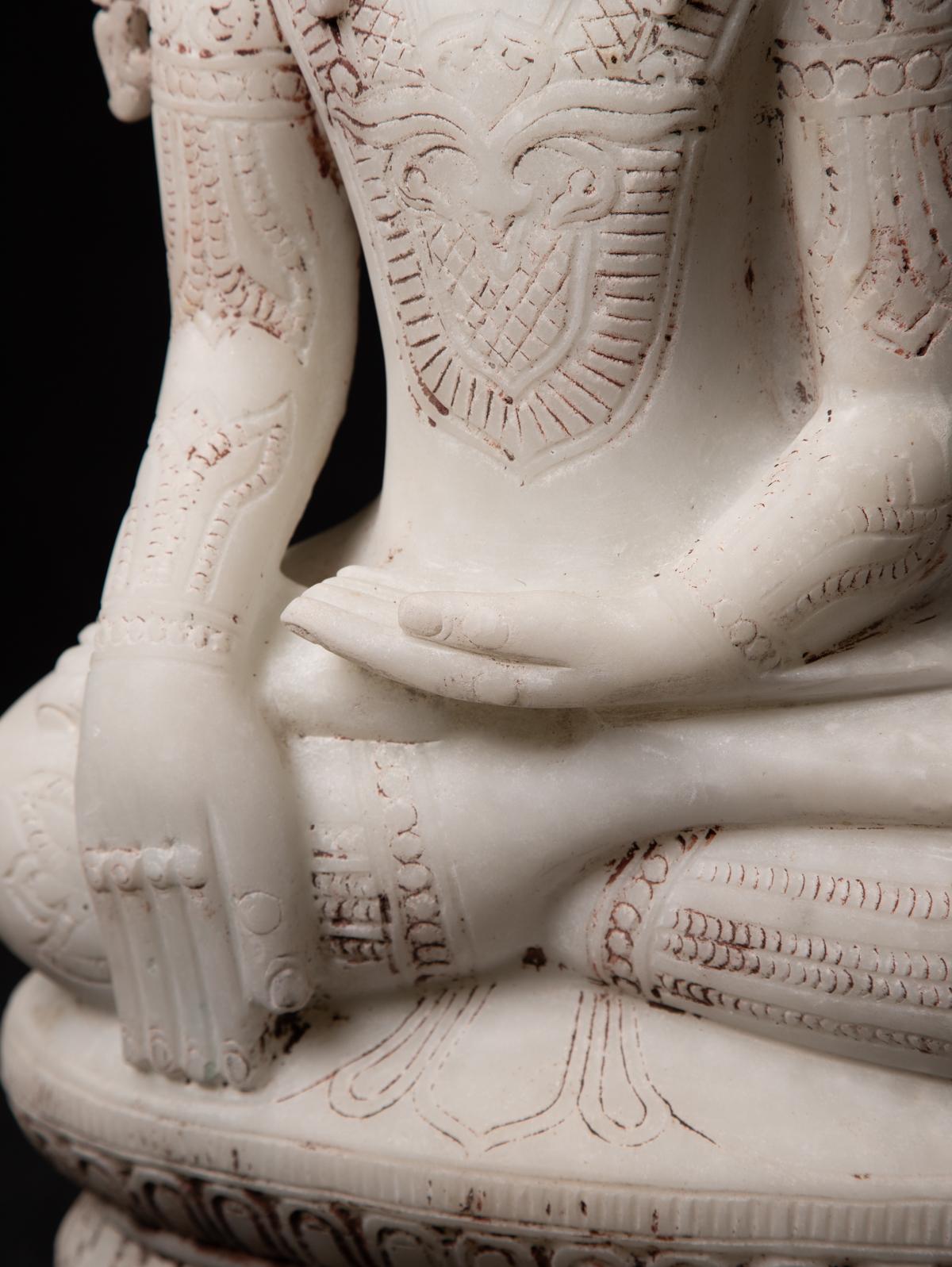 statue de Bouddha birman couronné en marbre ancien de Birmanie en vente 7