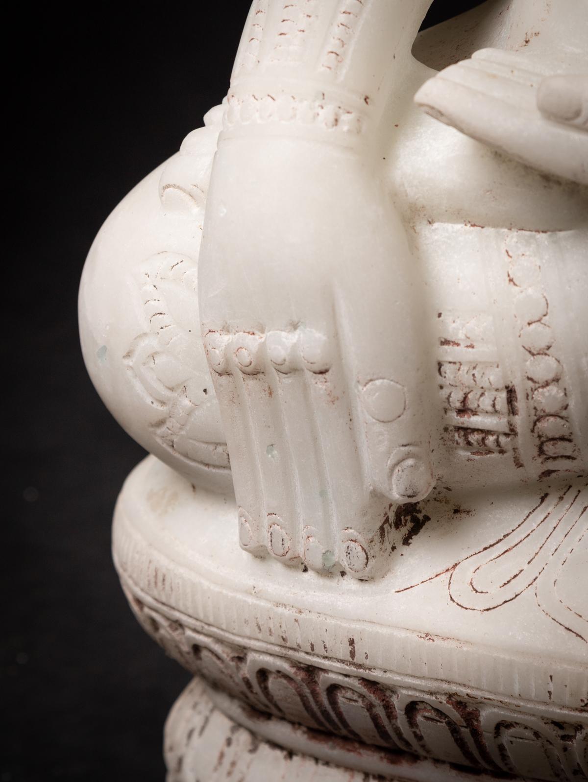 statue de Bouddha birman couronné en marbre ancien de Birmanie en vente 8