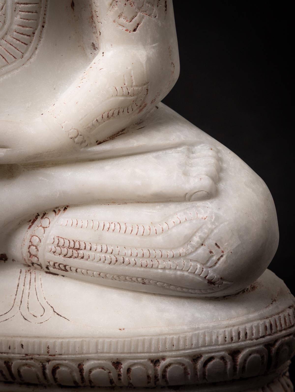 statue de Bouddha birman couronné en marbre ancien de Birmanie en vente 9