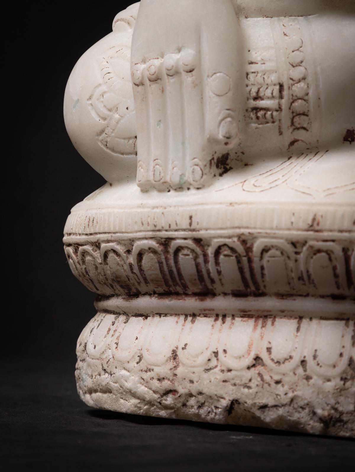 statue de Bouddha birman couronné en marbre ancien de Birmanie en vente 11