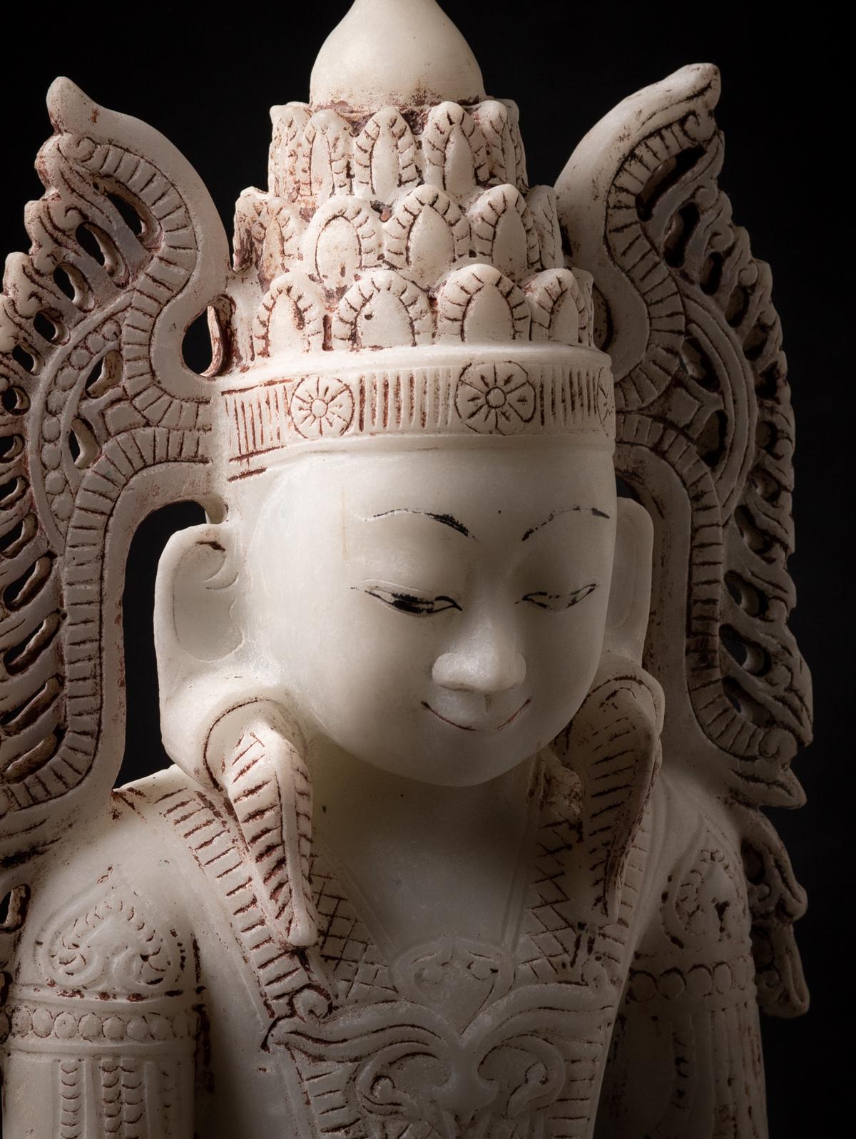 statue de Bouddha birman couronné en marbre ancien de Birmanie en vente 14