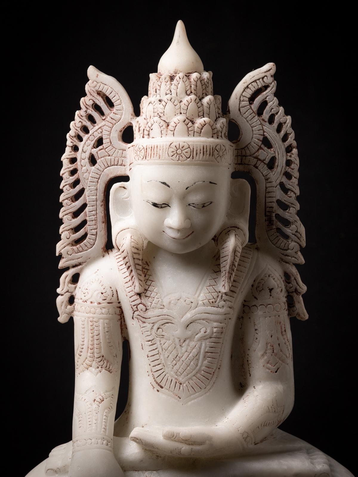 Matériau : marbre
70 cm de haut
39,5 cm de large et 18,5 cm de profondeur
Style Shan (Tai Yai)
Bhumisparsha mudra
Fin du 19e / début du 20e siècle
De très belle qualité, il n'est pas facile de trouver des statues de Bouddha de cette taille et de