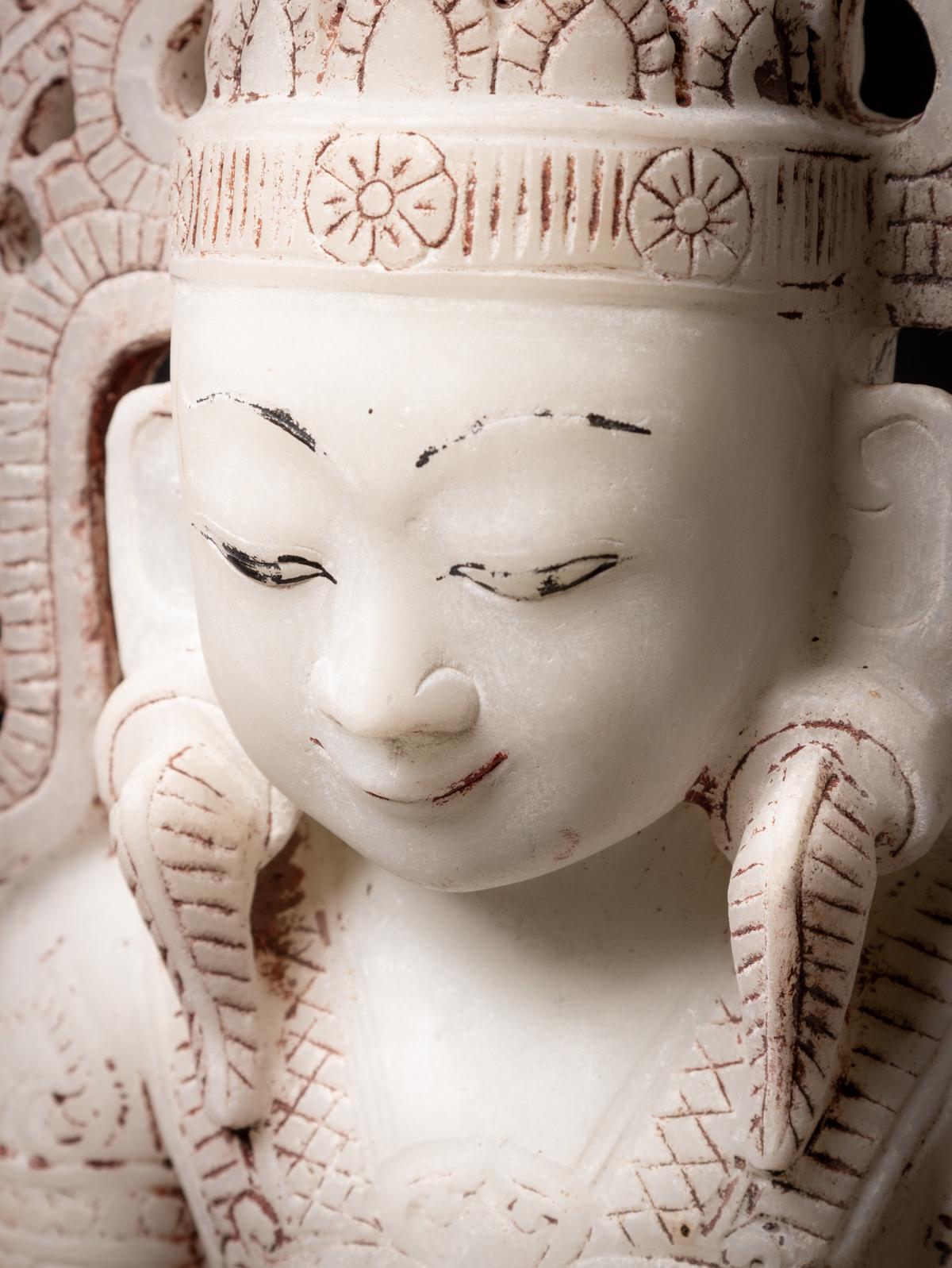 Alte burmesische gekrönte Buddha-Statue aus Marmor aus Burma im Angebot 3
