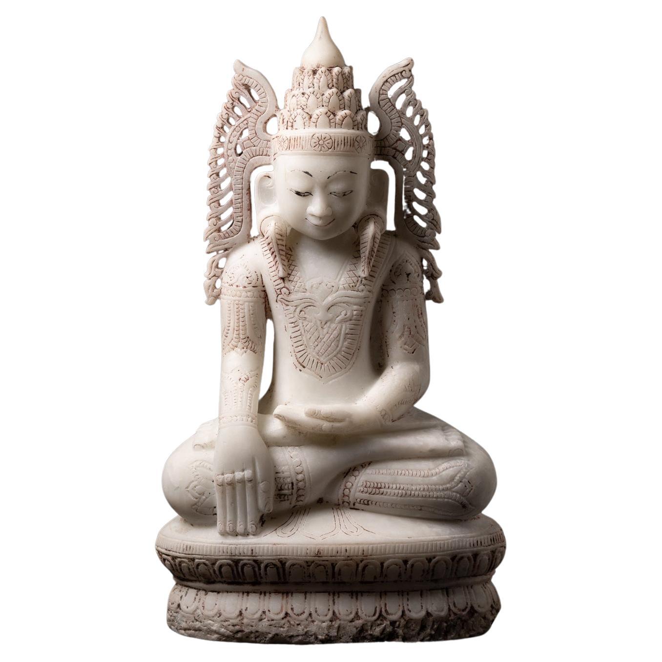 Alte burmesische gekrönte Buddha-Statue aus Marmor aus Burma im Angebot